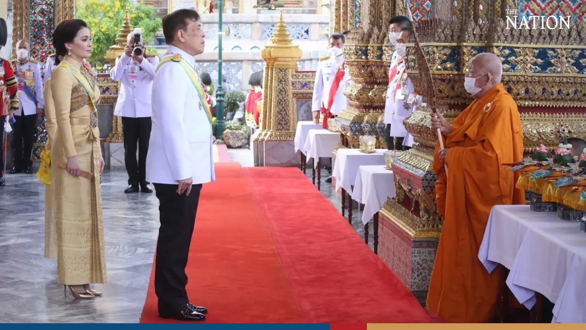 Their Majesties perform merit-making ceremony to mark King\'s birthday