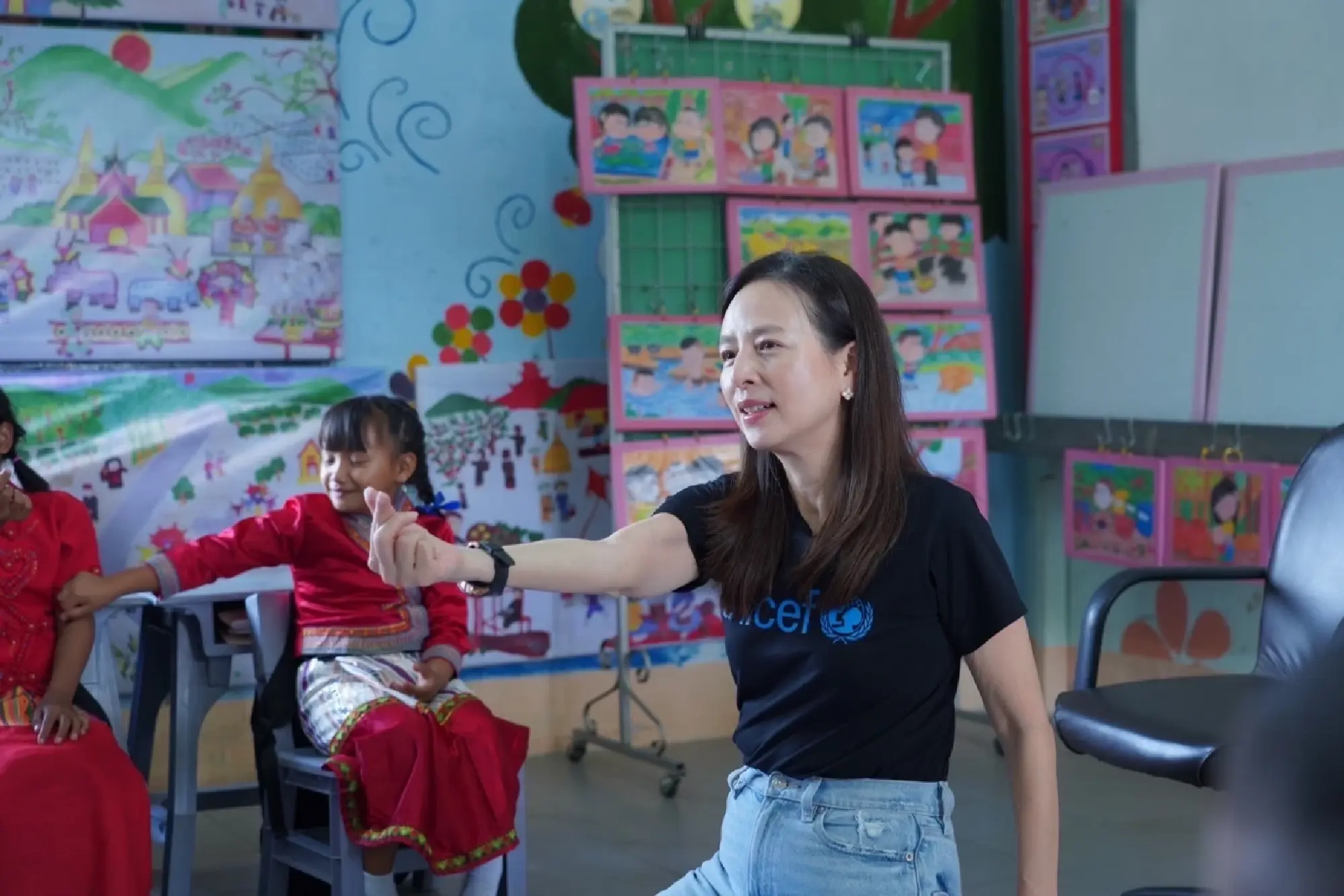 Madam Pang joins UNICEF on a special mission to visit migrant children in a remote school of Chiang Mai