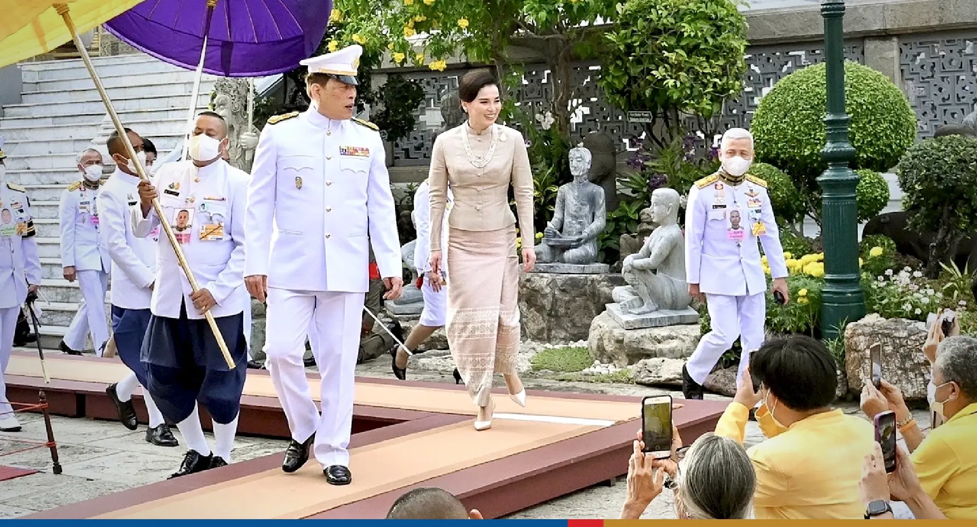 Their Majesties mark Asahna Bucha with religious ceremony