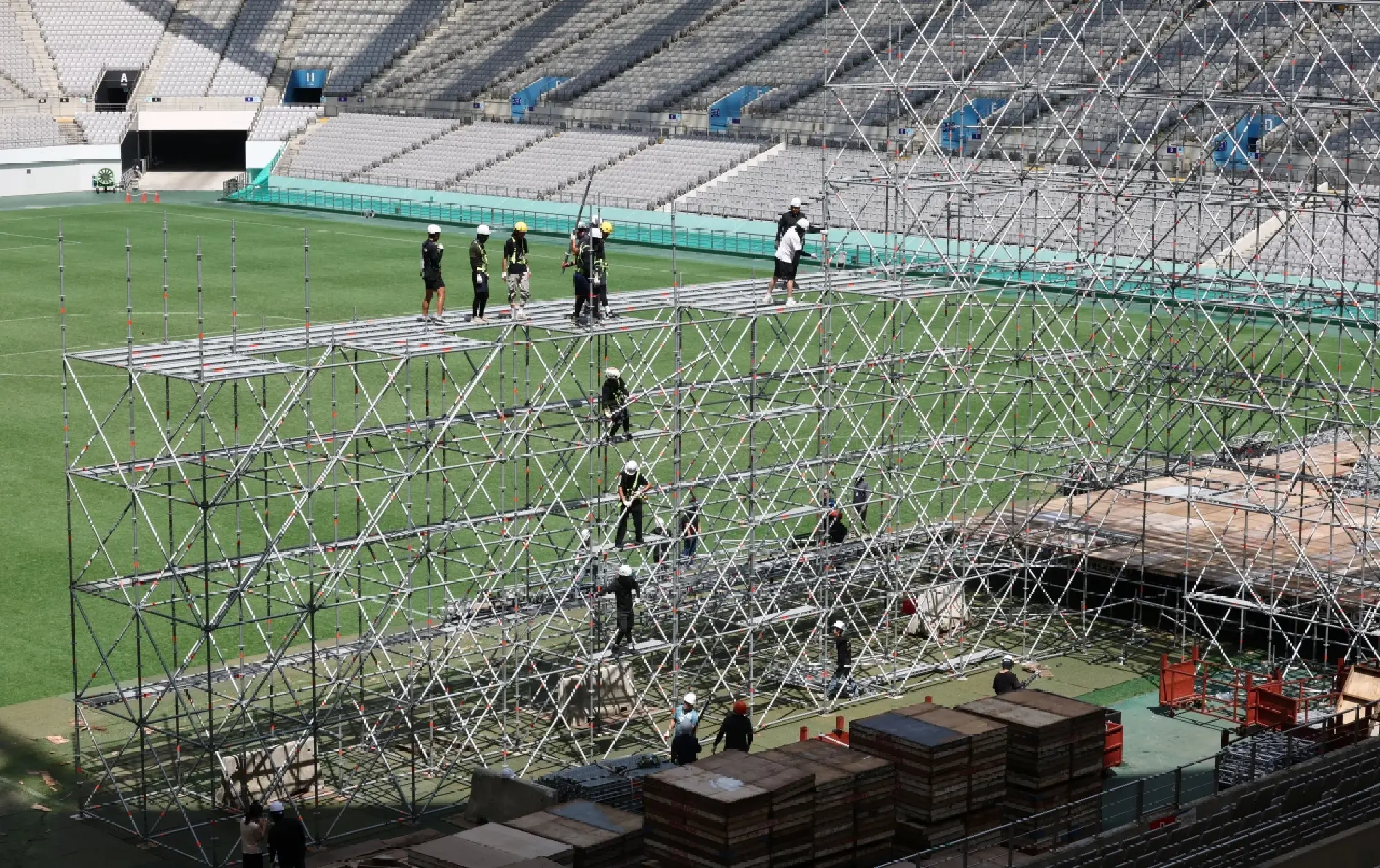 The stage for the 25th World Scout Jamboree’s K-pop concert is being set up at Seoul World Cup Stadium in Sangam-dong, Mapo-gu, Seoul, Tuesday. (Yonhap)