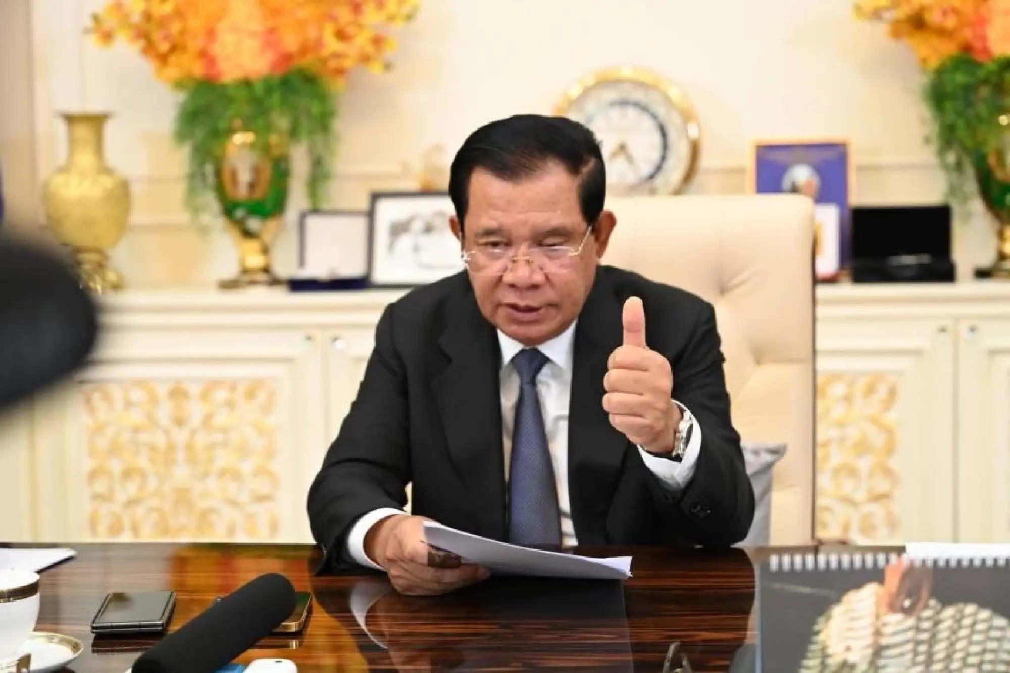 Former Prime Minister Hun Sen works at his desk, during his recent tenure as premier. RASMEI KAMPUCHEA
