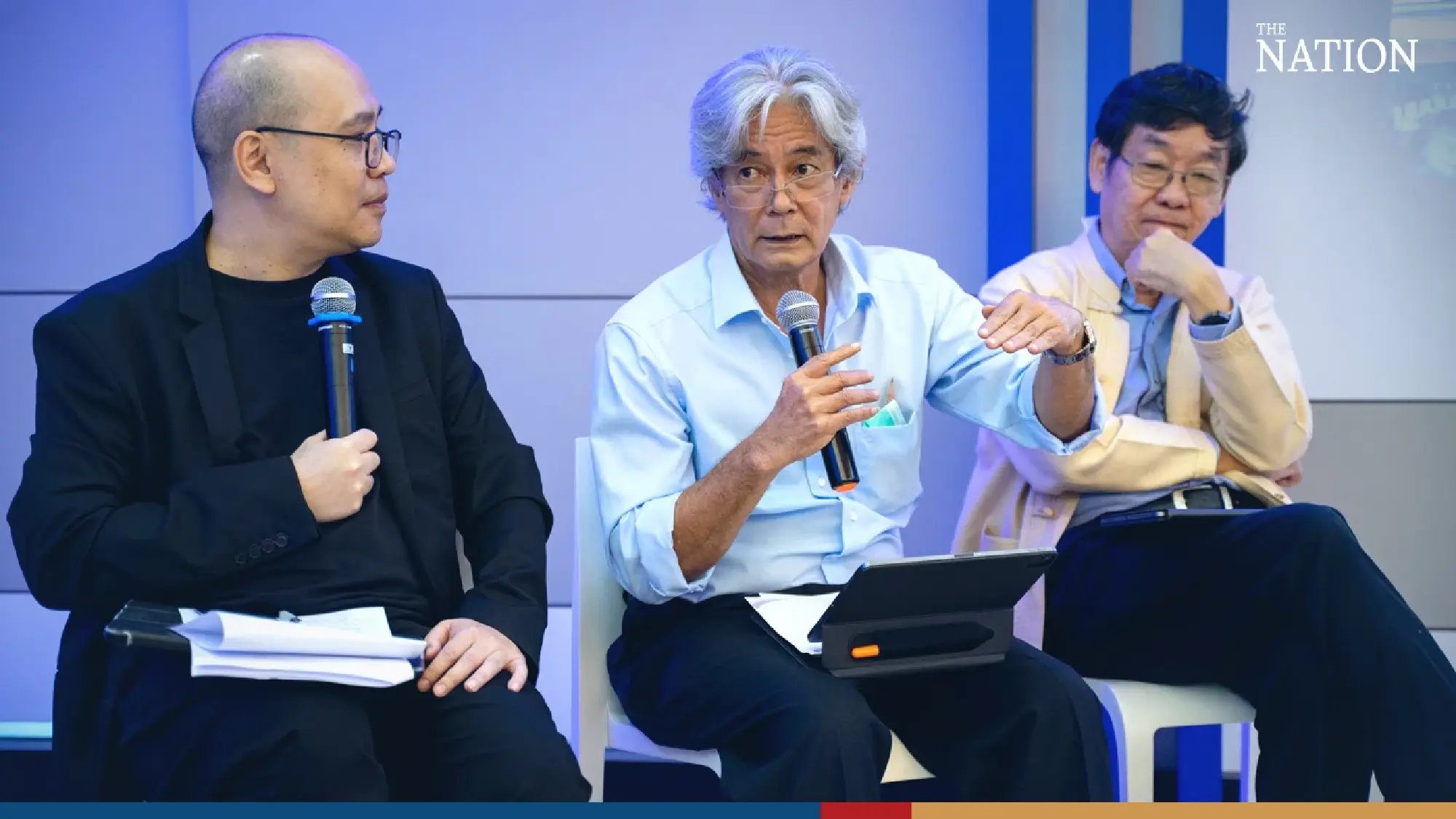 Attachak Satayanuruk (middle)