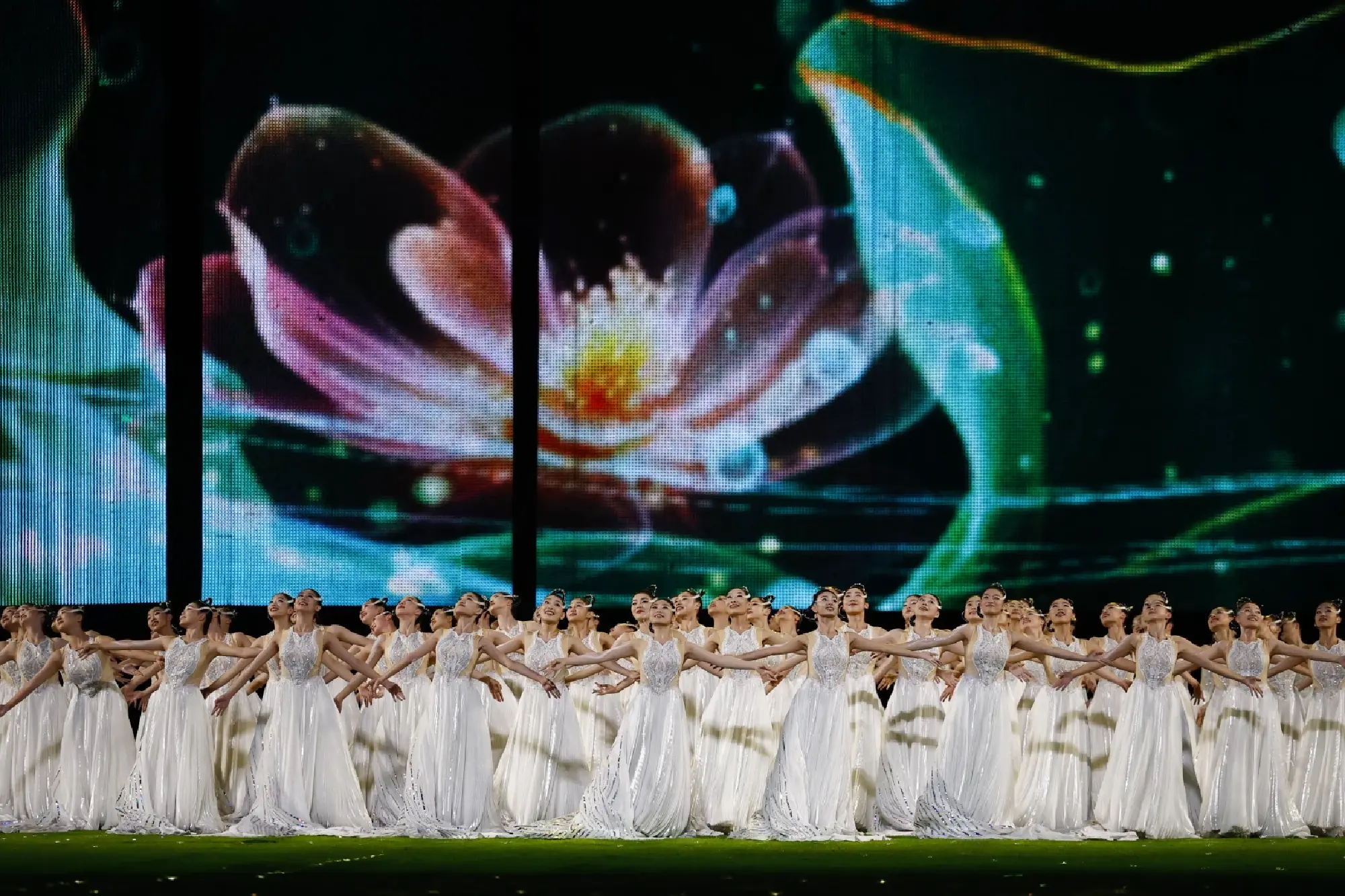 China's Premier Li, thousands of spectators, athletes close 19th Asiad