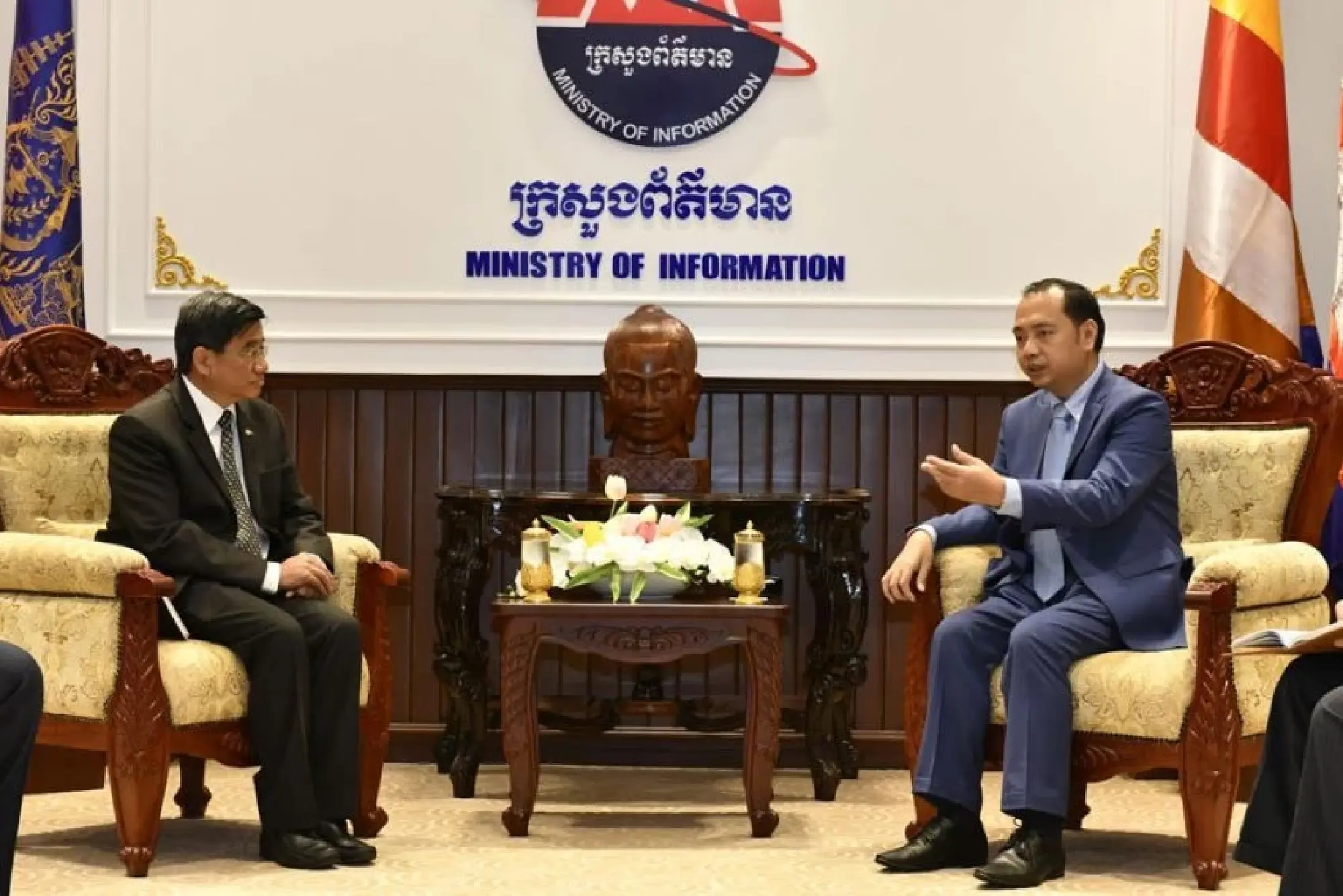 Information Minister Neth Pheaktra (right) met with Thai ambassador Cherdkiat Atthakor on October 2. INFORMATION MINISTRY