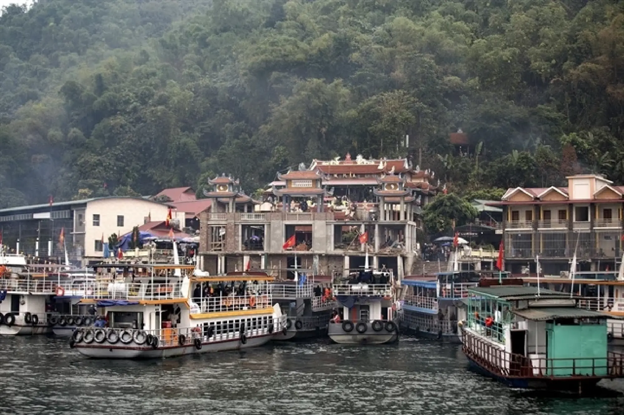 Tourist boats dock at a wharf in front of the Temple of Thác Bờ Goddess by Hòa Bình Lake. — VNA/VNS Photo Trọng Đạt