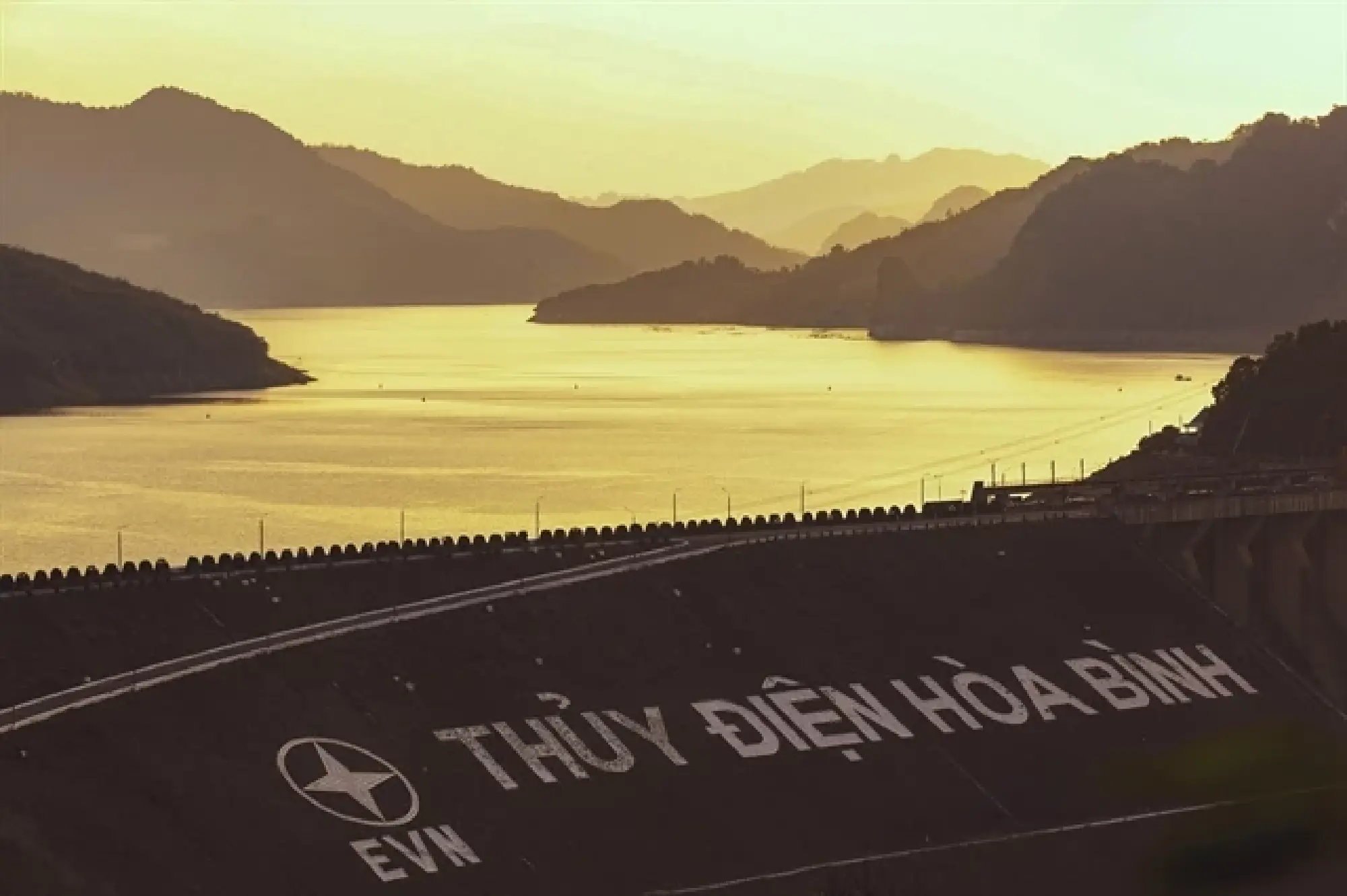 Hòa Bình reservoir is the body of water created by the Hòa Bình Dam in Đà River –Việt Nam’s largest hydroelectric dam. — VNA/VNS Trọng Đạt