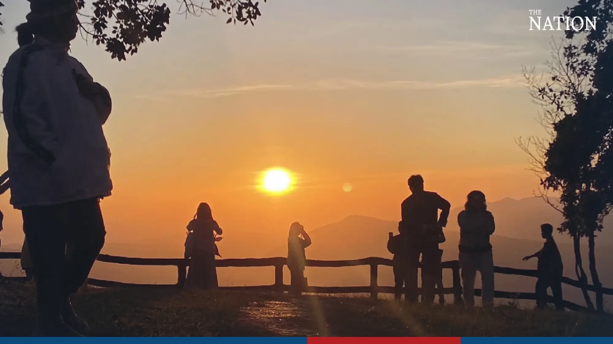Tourists flock to admire stunning sunrises, seas of mist atop Loei mountain
