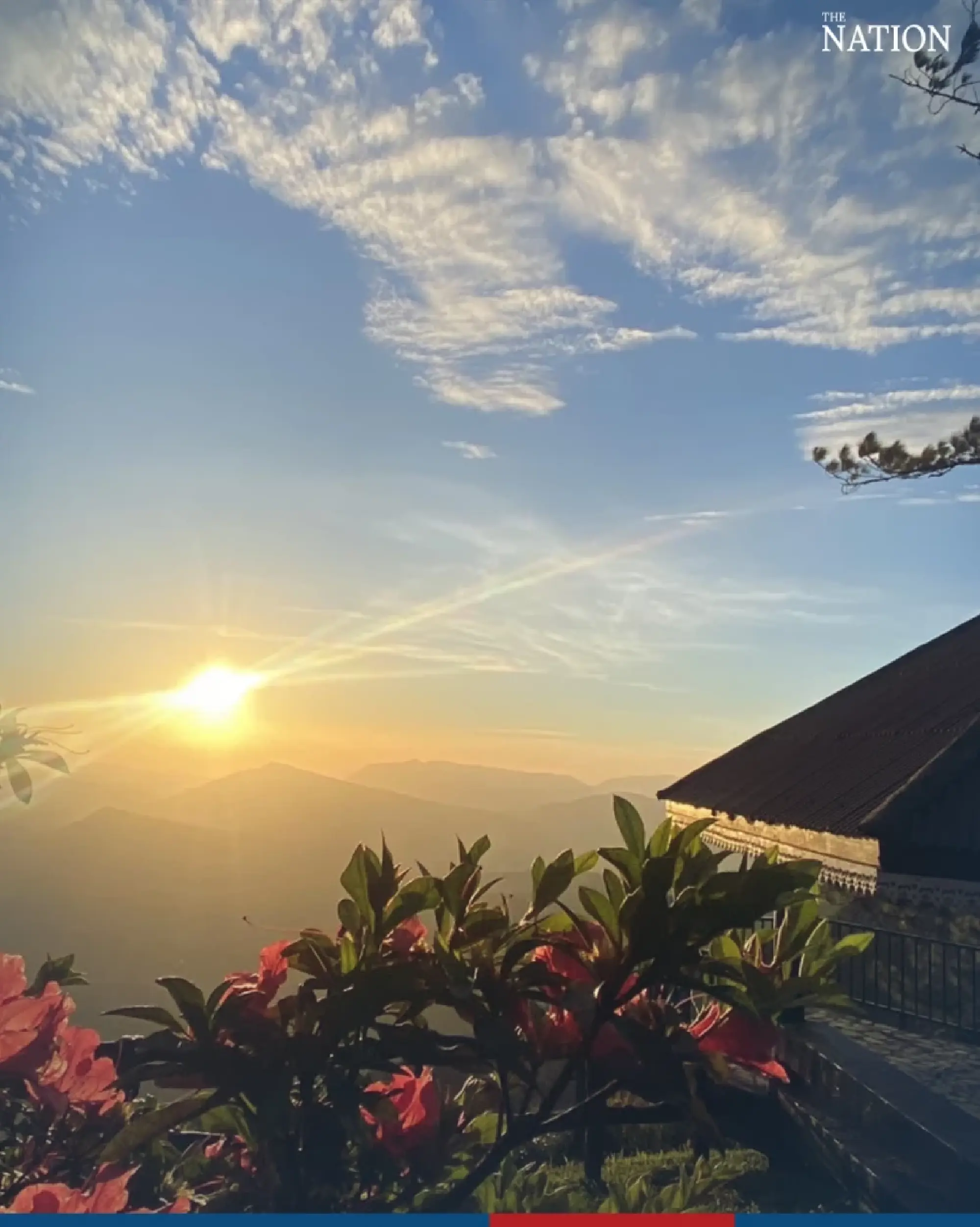 Tourists flock to admire stunning sunrises, seas of mist atop Loei mountain
