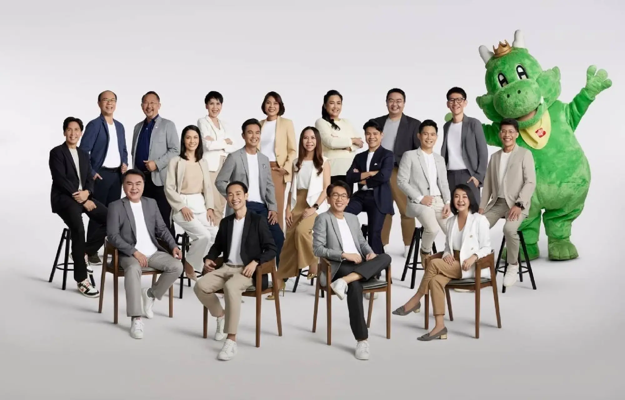 World-renowned Photographer Oat Chaiyasith Expands Expertise into Corporate Portrait Photography.