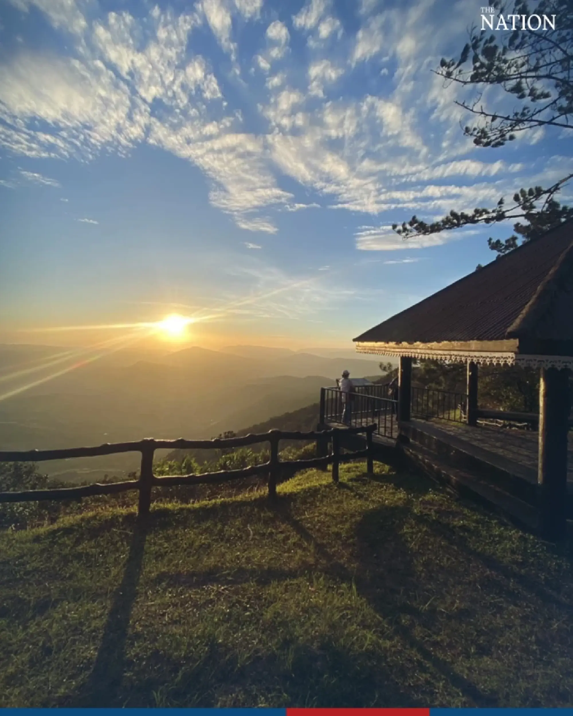 Tourists flock to admire stunning sunrises, seas of mist atop Loei mountain