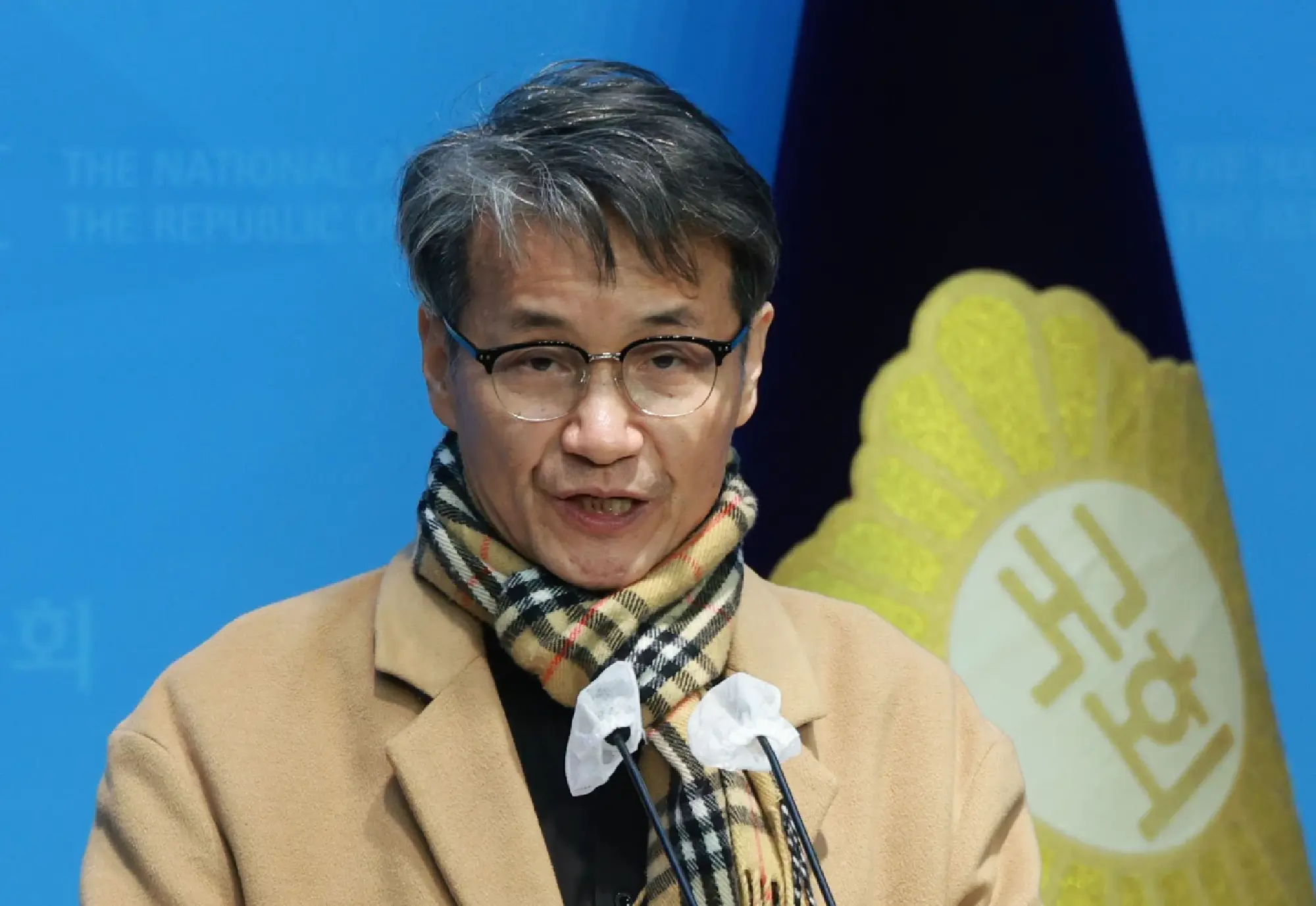 Pressure mounting on Yoon to address first lady\'s bag scandal