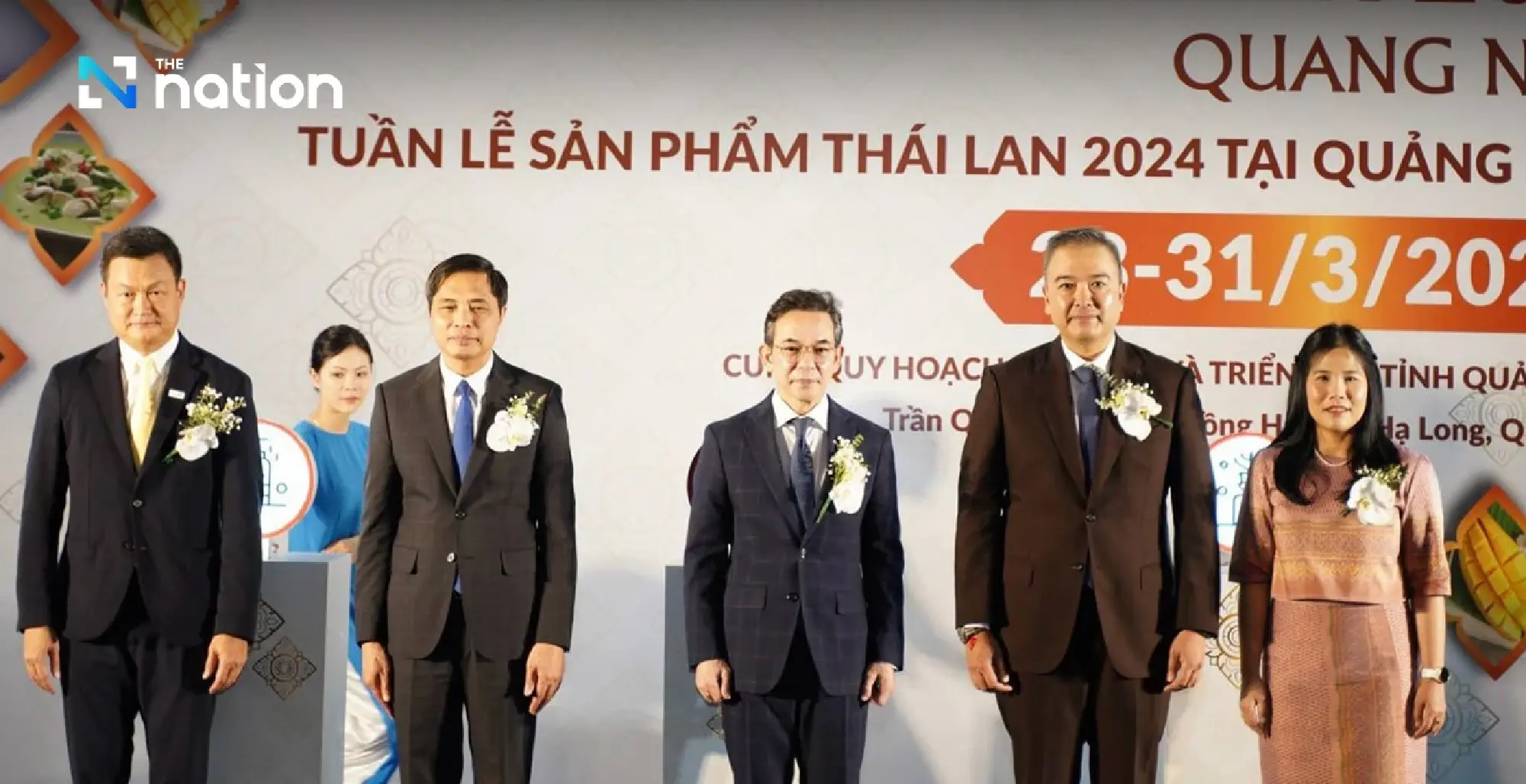 (second from right) Pornvit Sila-on