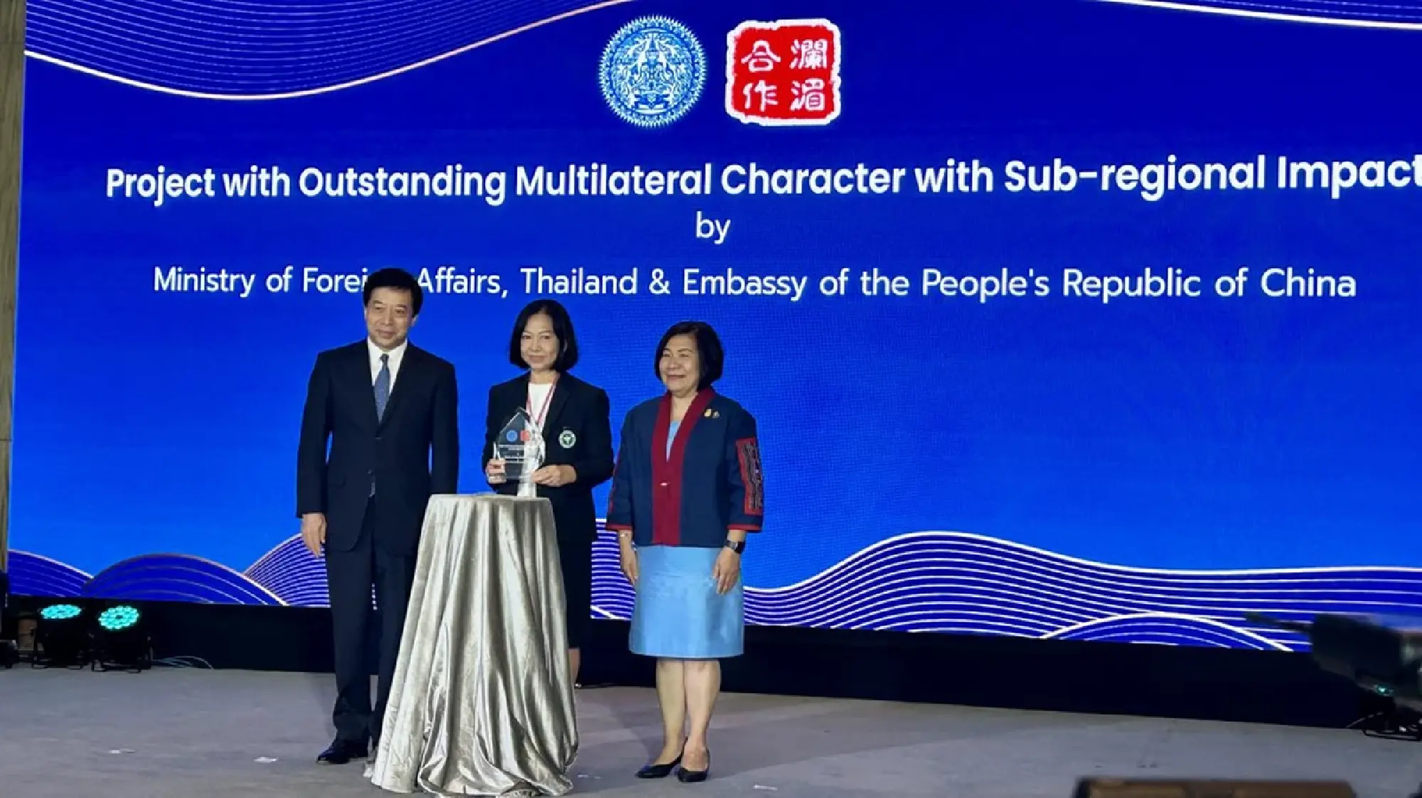 Chinese ambassador to Thailand (left) and acting permanent secretary for foreign affairs of Thailand present award to Thailand projects supported by LMC Special Fund between 2017 and 2022. [PHOTO by YANG WANLI/CHINA DAILY]