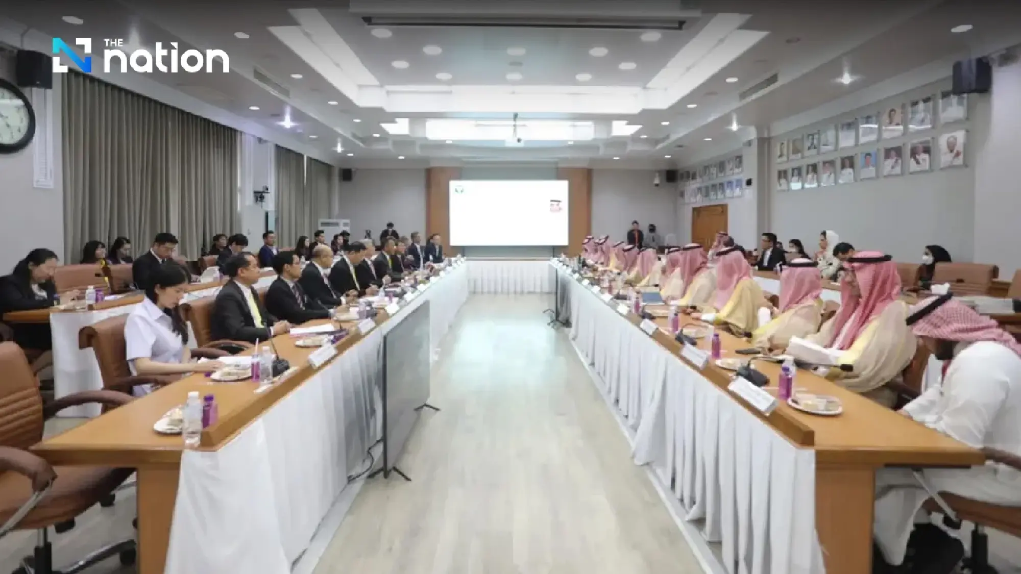 Somsak discusses closer health cooperation with visiting Saudi minister