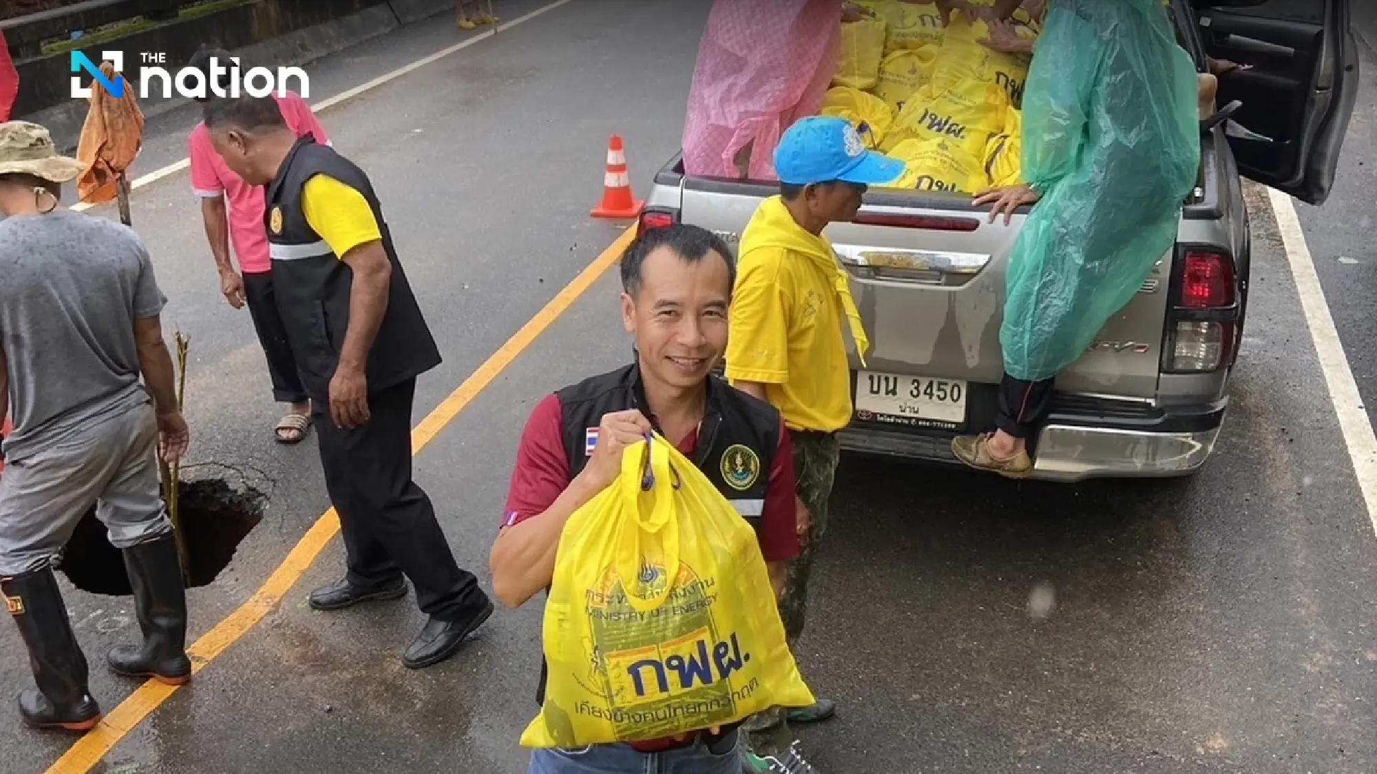 Survival kits from Ministry of Energy and EGAT reach flood victims in the North
