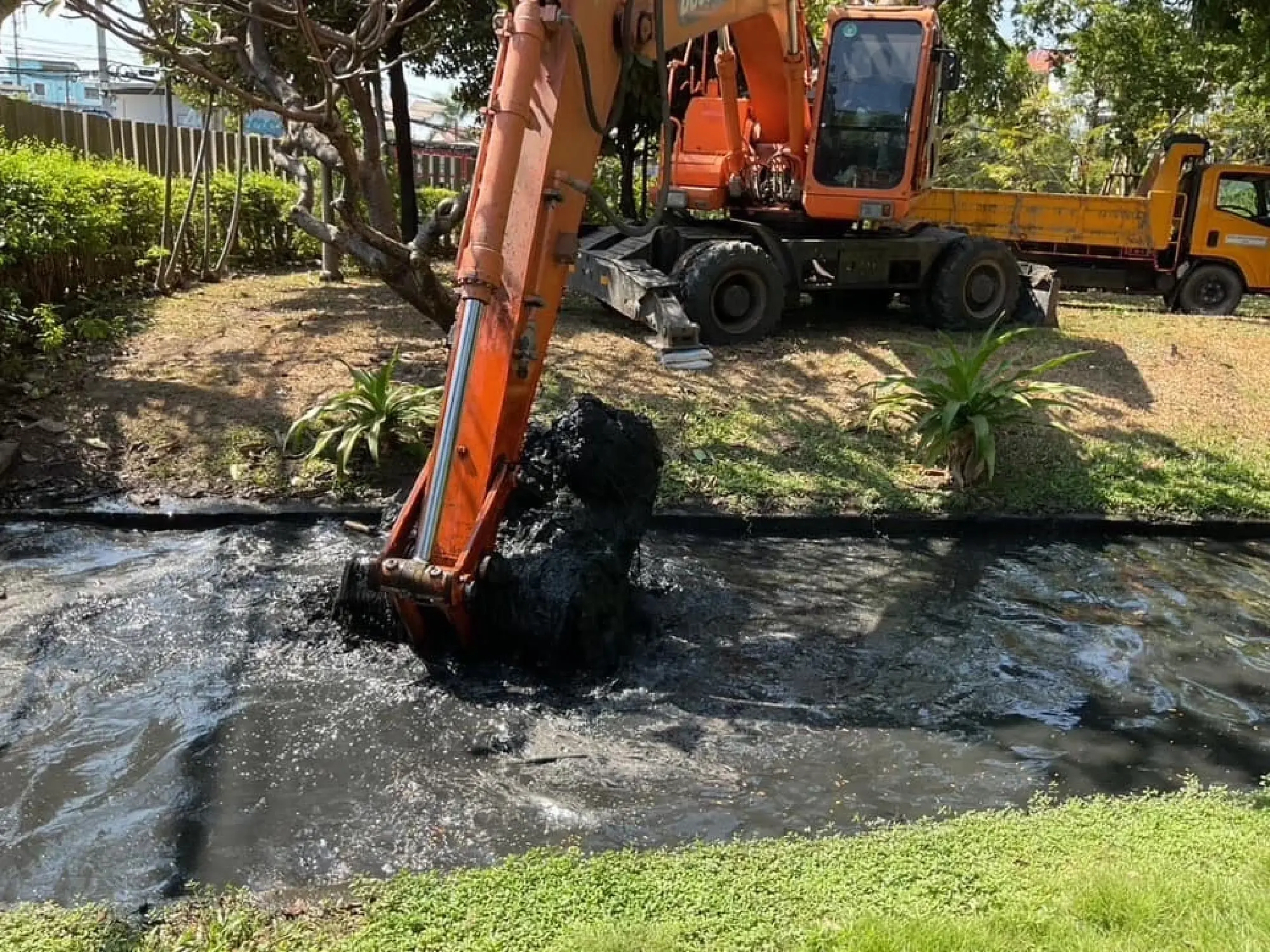 Bangkok Gears Up for Rainy Season: Drainage Cleanup, Canal Dredging, and Flood Prevention in All 50 Districts by May