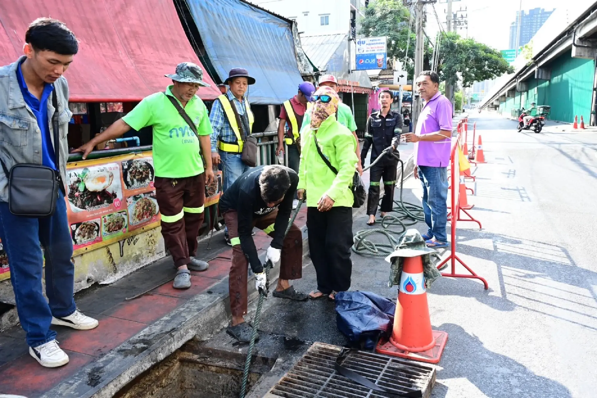 Bangkok Governor Oversees Anti-Grease Blockage Operation, Citywide Drainage Clean-Up Aiming for May 2025 Completion
