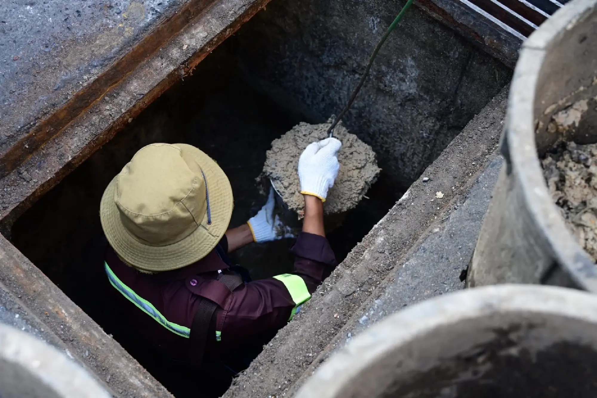 Bangkok Governor Oversees Anti-Grease Blockage Operation, Citywide Drainage Clean-Up Aiming for May 2025 Completion