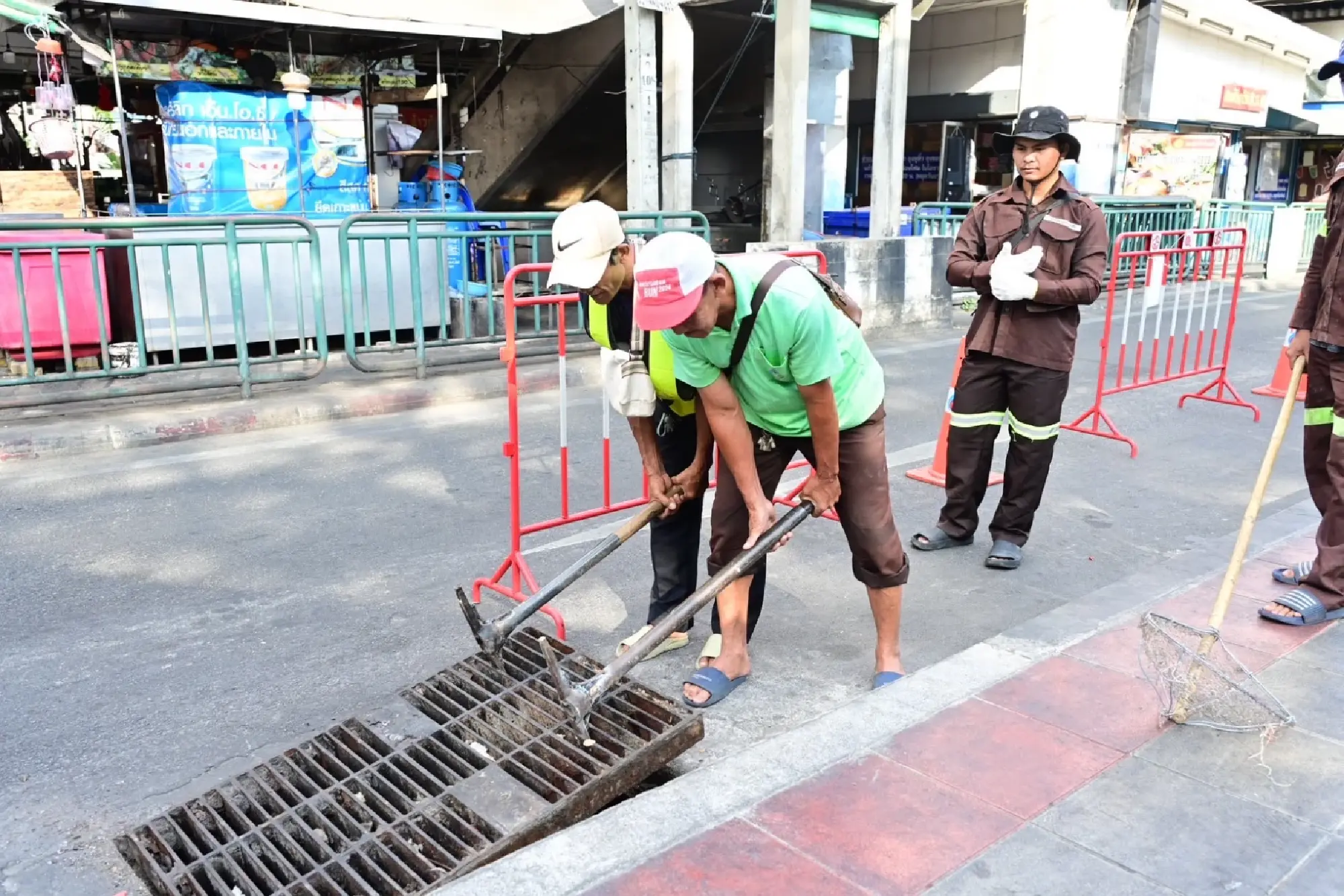Bangkok Governor Oversees Anti-Grease Blockage Operation, Citywide Drainage Clean-Up Aiming for May 2025 Completion