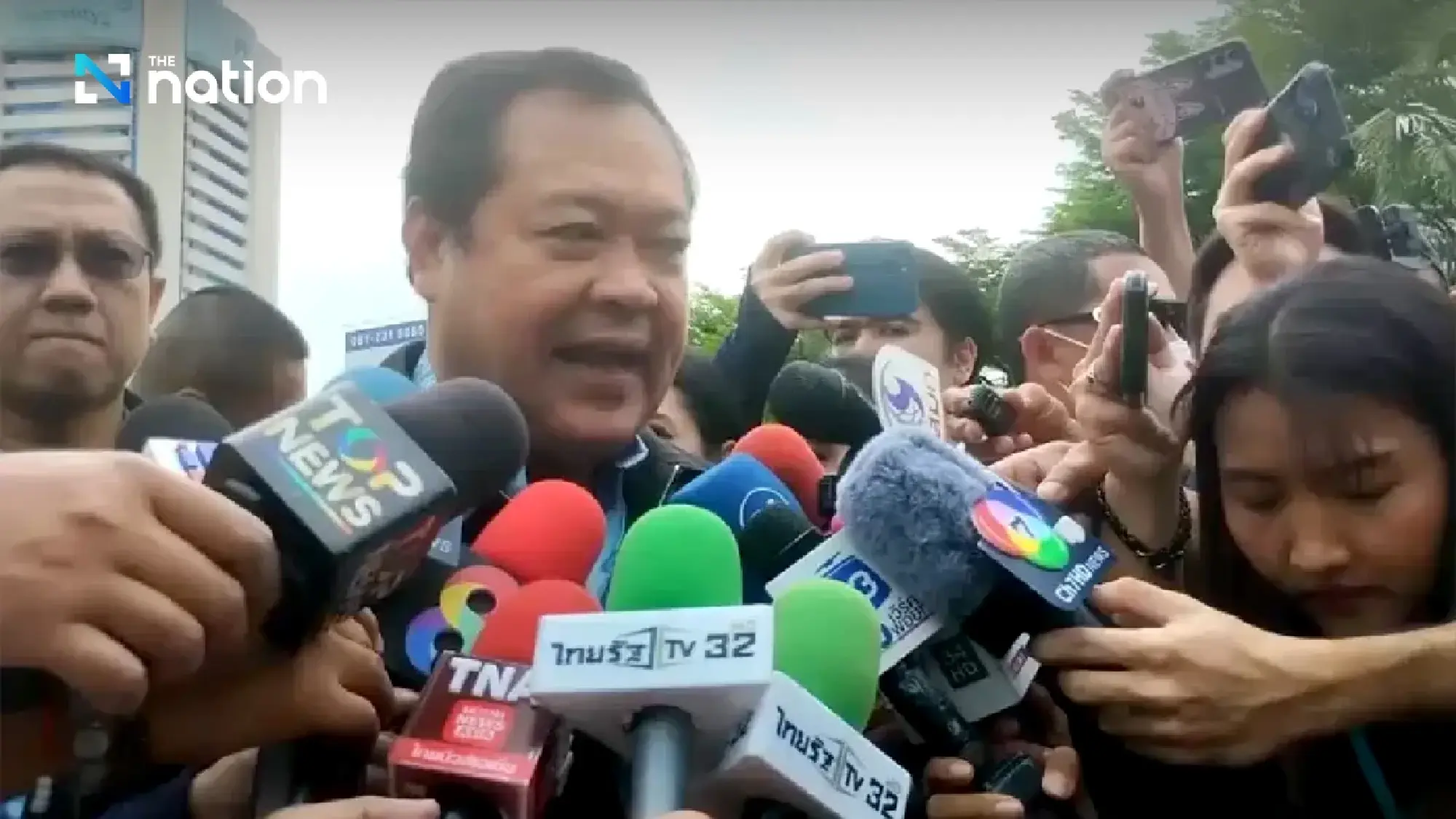 Tawee oversees the investigation into the death of Superintendent Jo