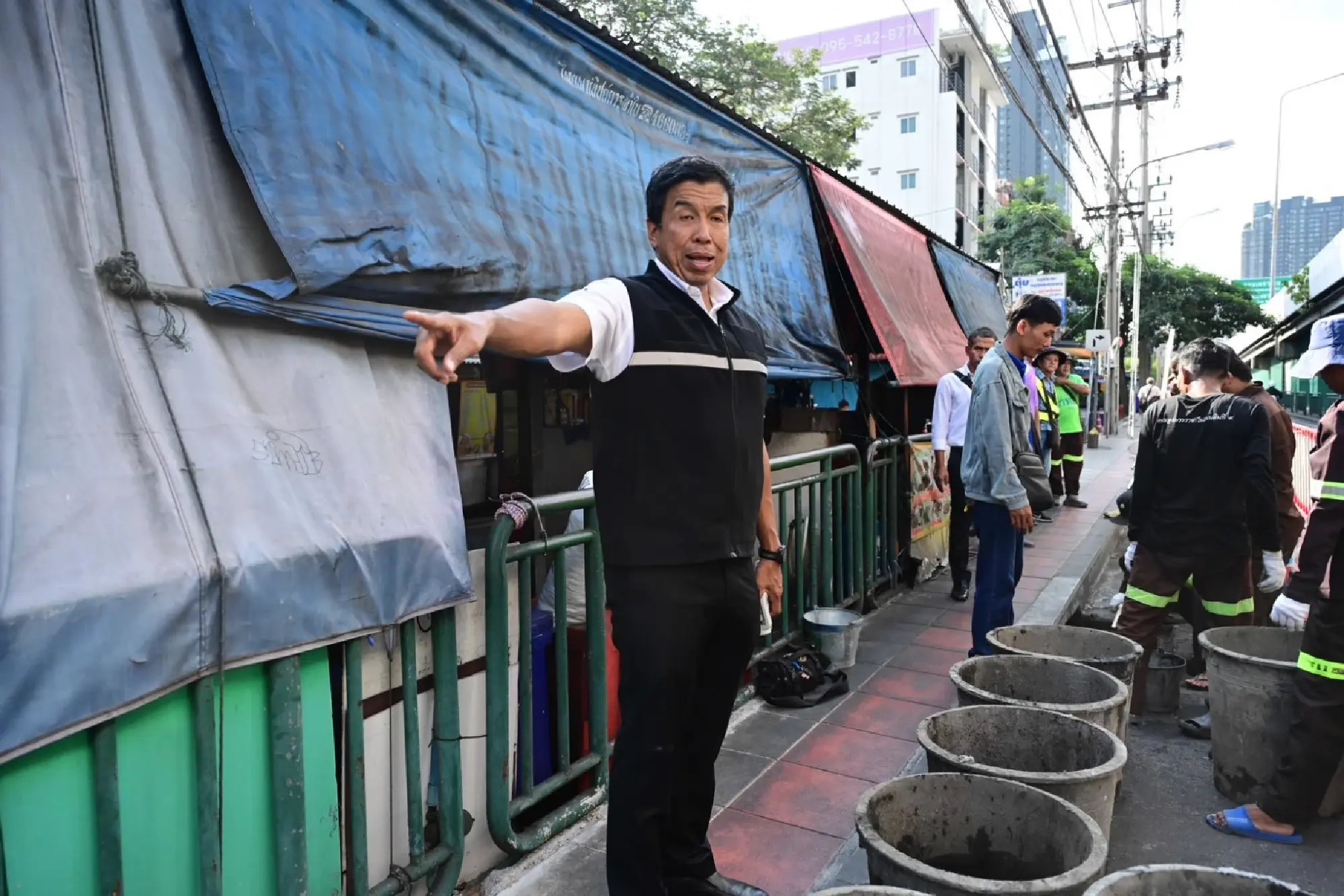Bangkok Governor Oversees Anti-Grease Blockage Operation, Citywide Drainage Clean-Up Aiming for May 2025 Completion