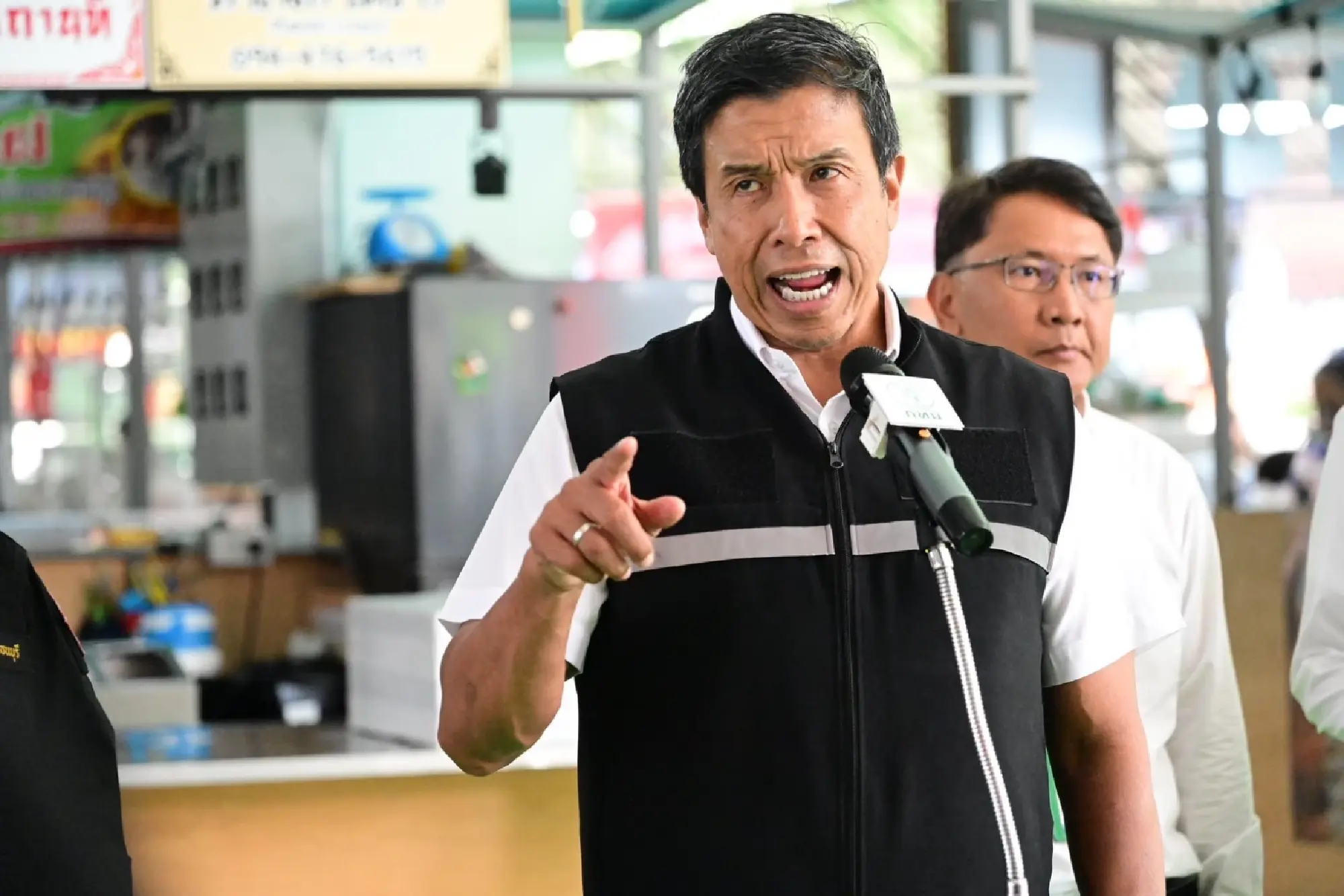 Bangkok Governor Oversees Anti-Grease Blockage Operation, Citywide Drainage Clean-Up Aiming for May 2025 Completion