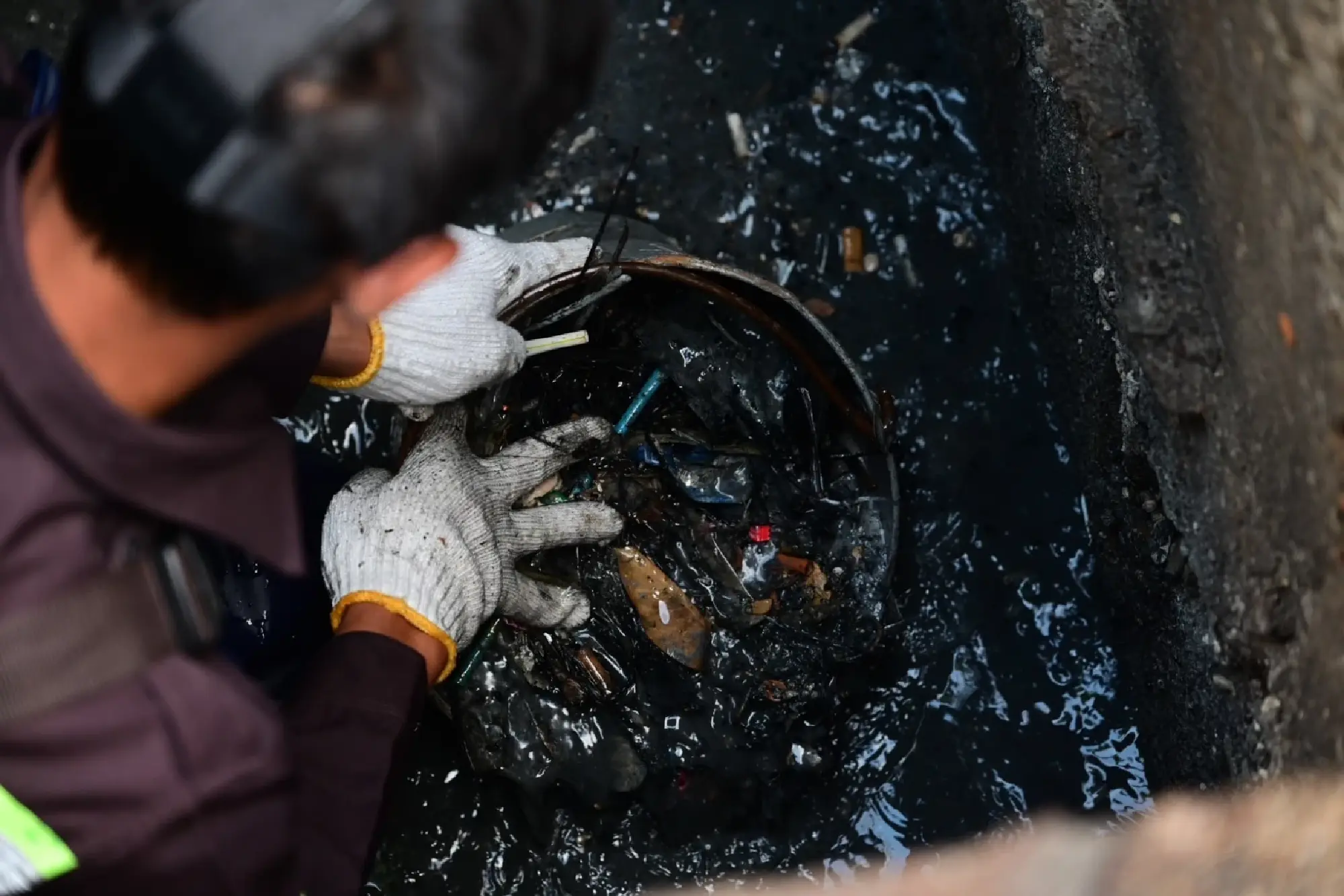 Bangkok Governor Oversees Anti-Grease Blockage Operation, Citywide Drainage Clean-Up Aiming for May 2025 Completion