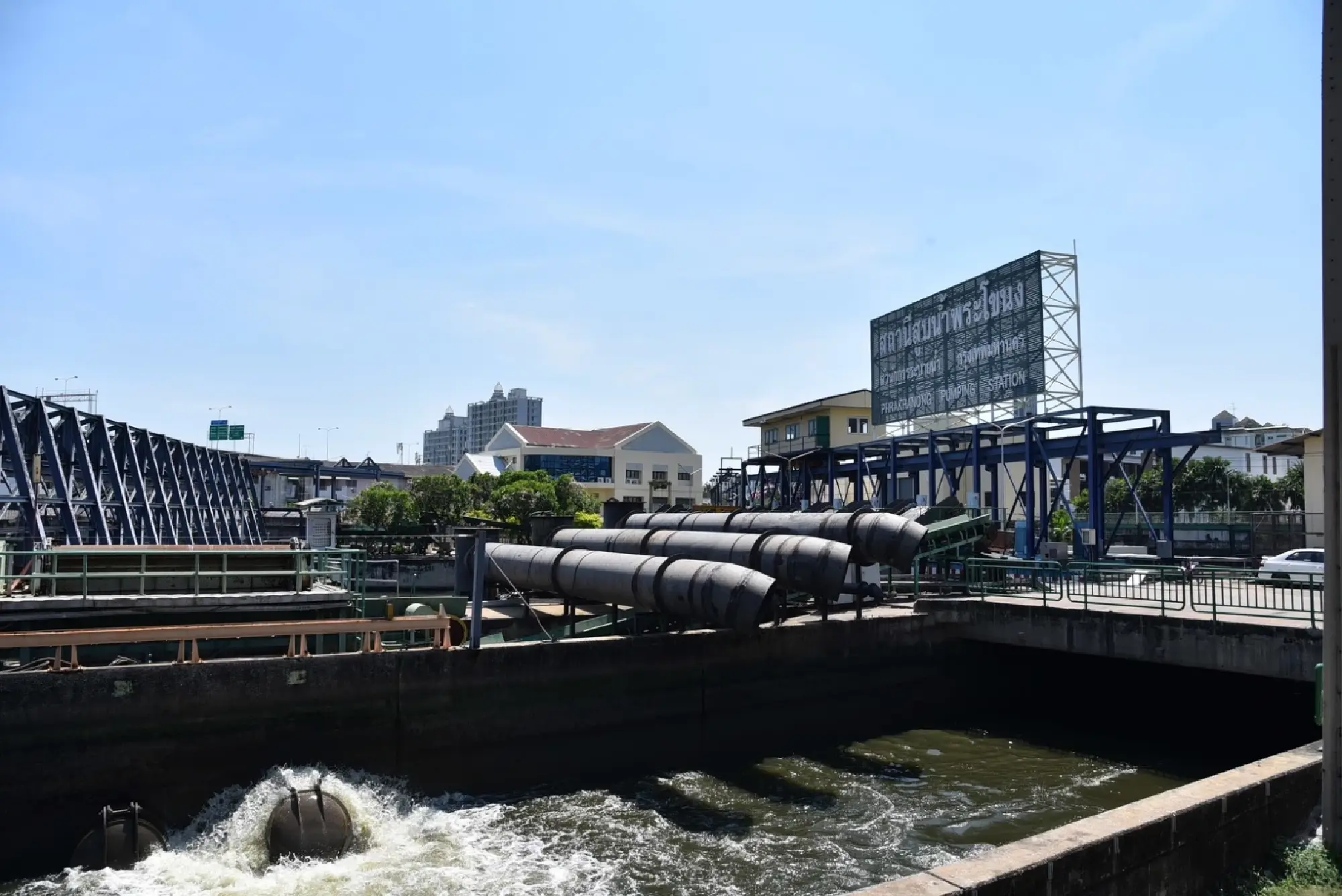 Bangkok Governor Gives Interview to BBC UK on Handling Bangkok\'s Water Situation Under Climate Change