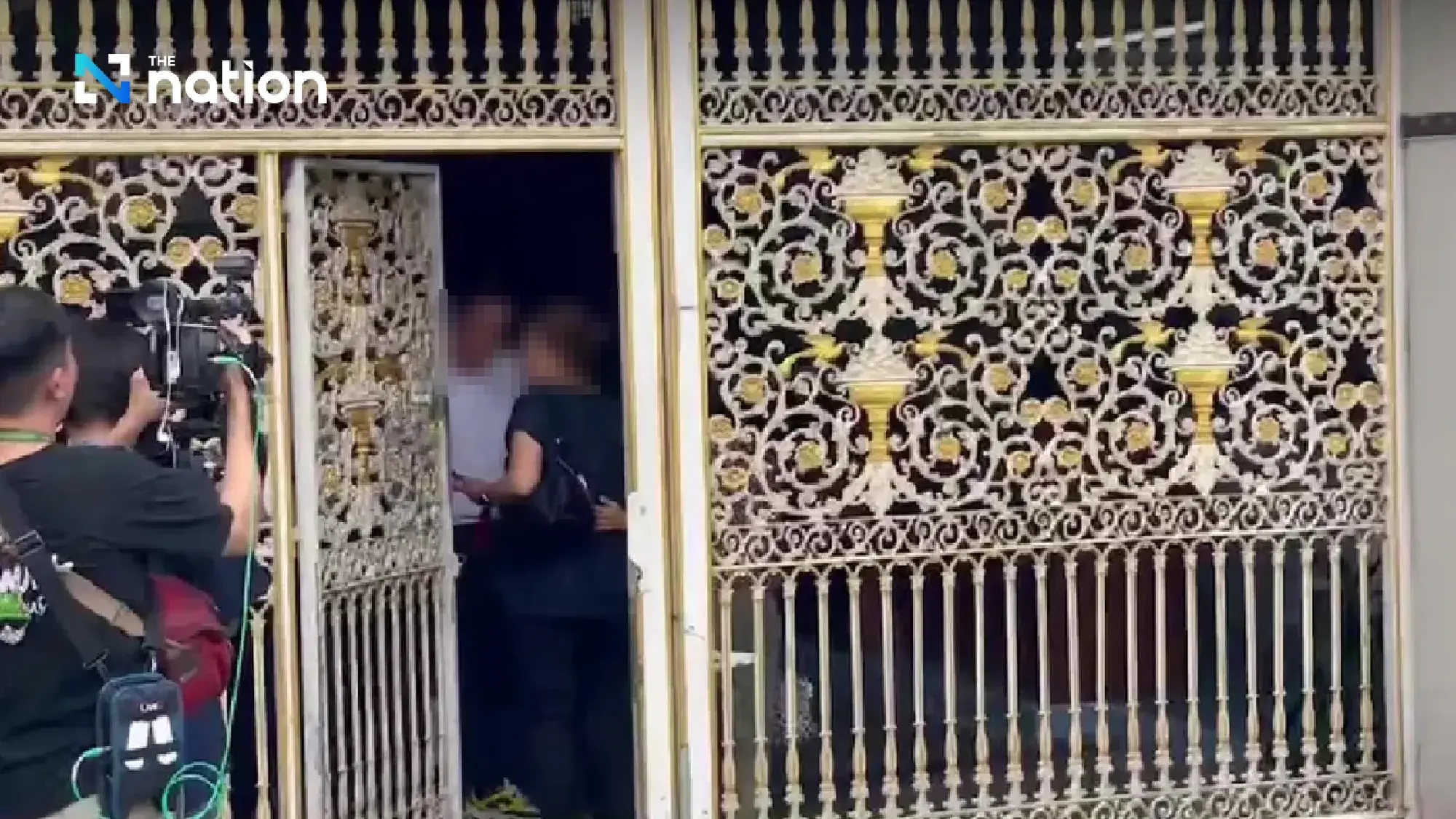 Tawee oversees the investigation into the death of Superintendent Jo