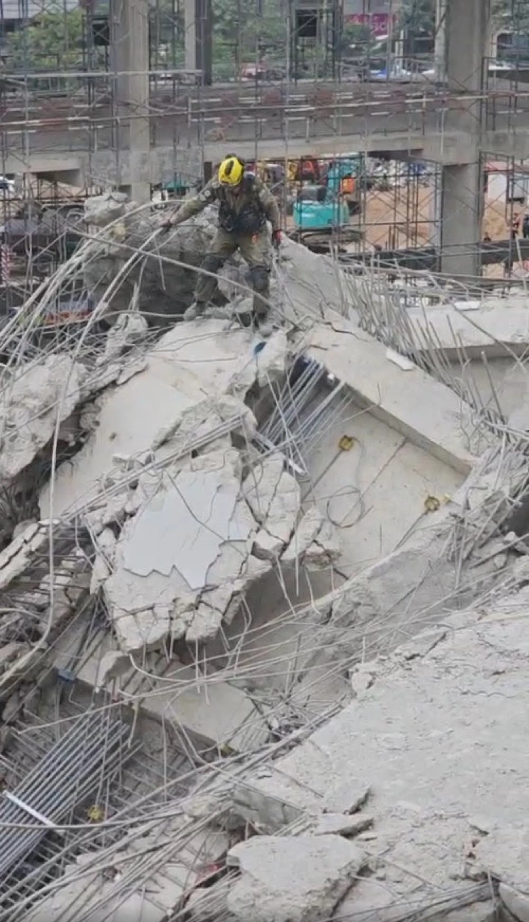 International Rescue Teams Deploy Giant Cranes in Relentless Search for Survivors at Collapsed Bangkok Building