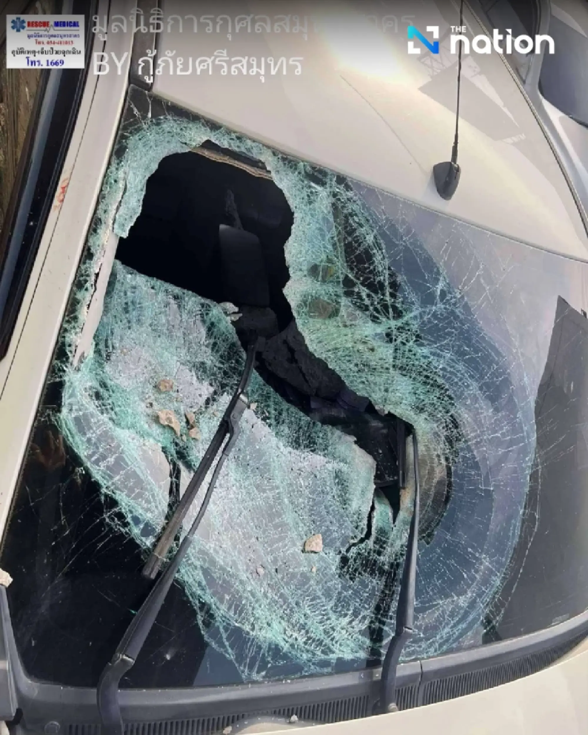 Driver injured after concrete pieces fall on pickup on Rama II highway