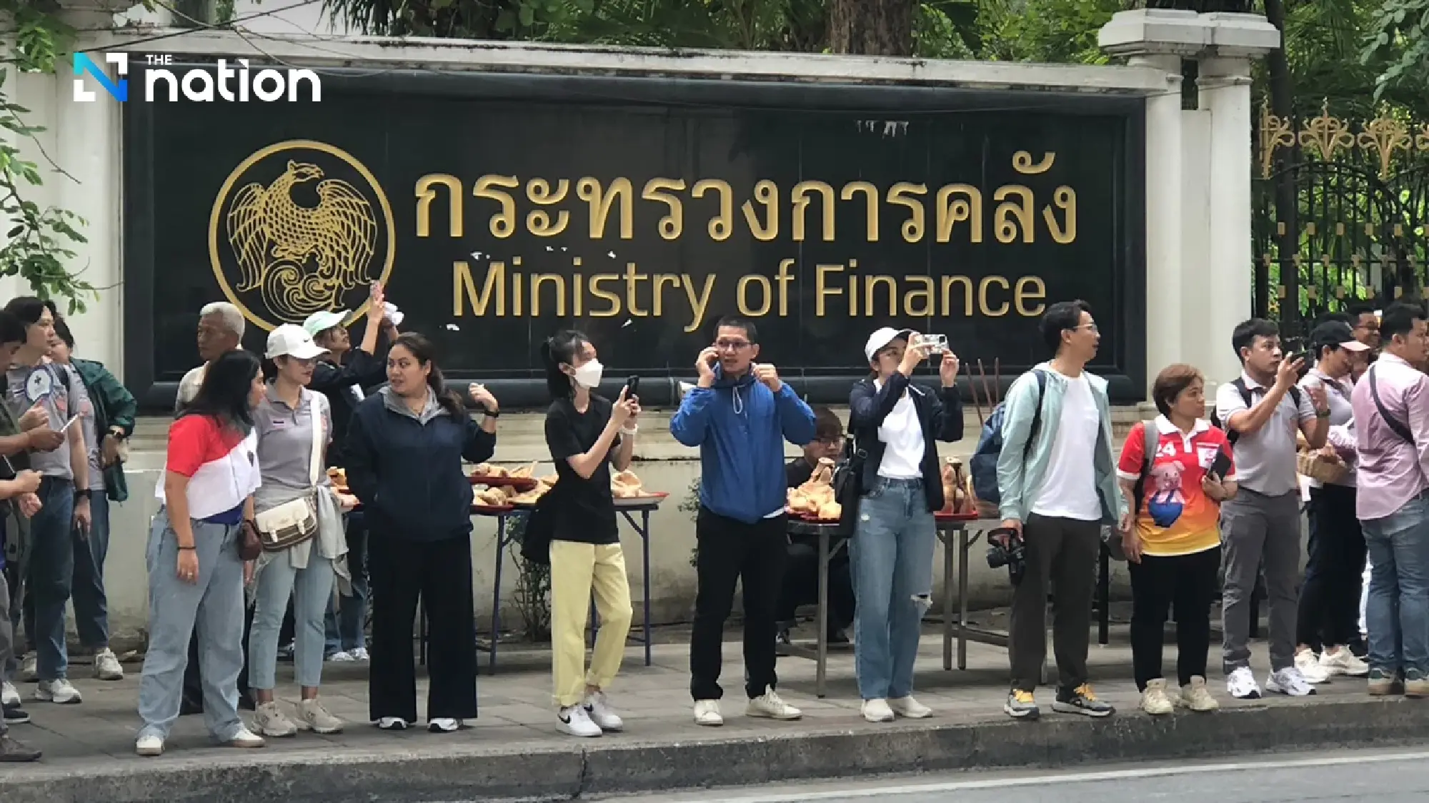 Over 1,000 swine farmers protest US pork imports at Finance Ministry