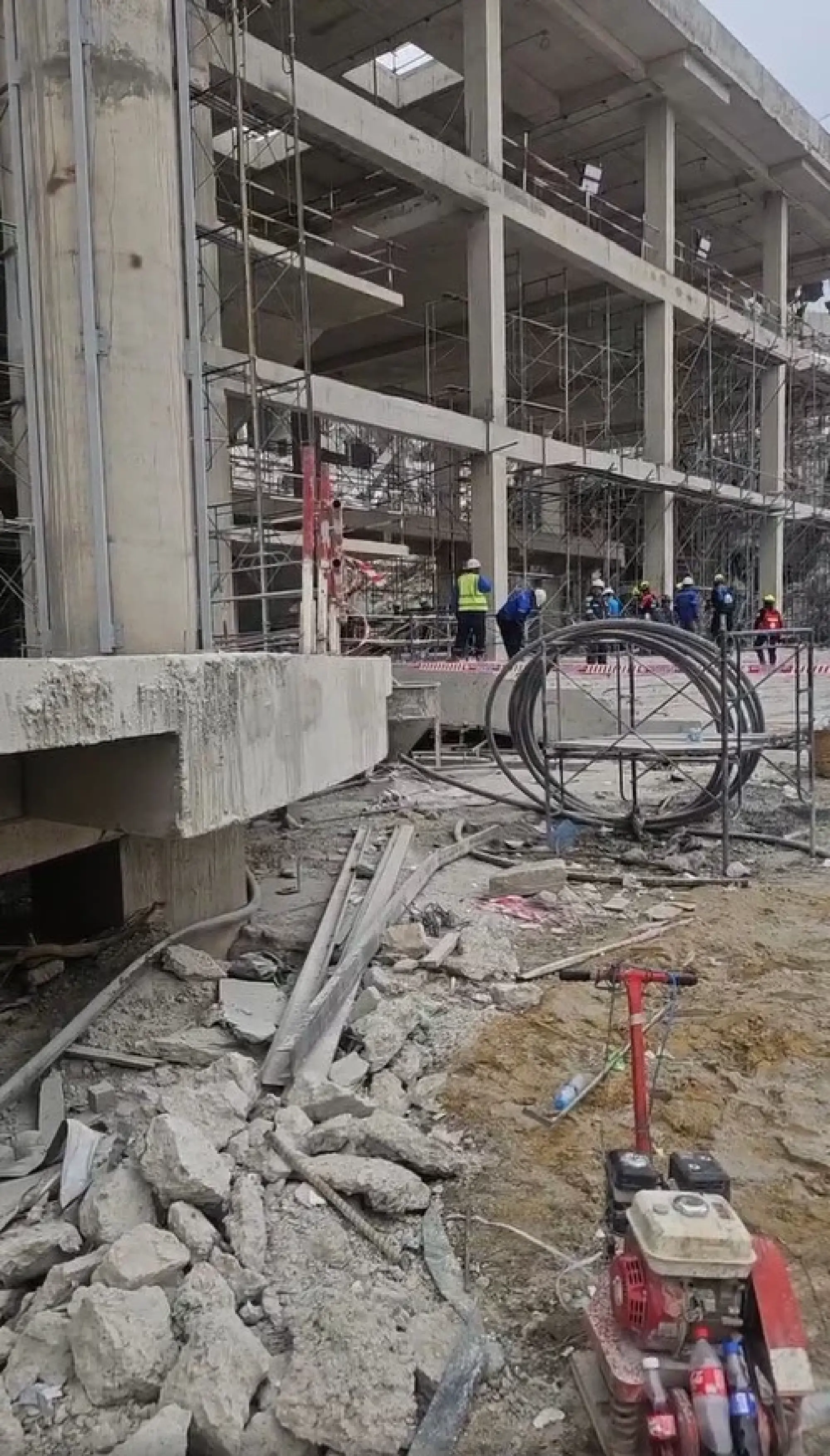 International Rescue Teams Deploy Giant Cranes in Relentless Search for Survivors at Collapsed Bangkok Building