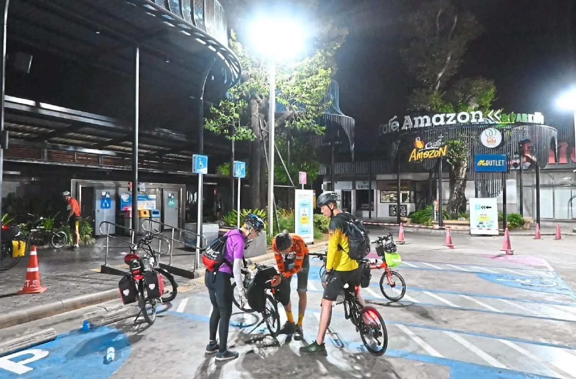 A petrol station is an ideal place to stop and re-group.