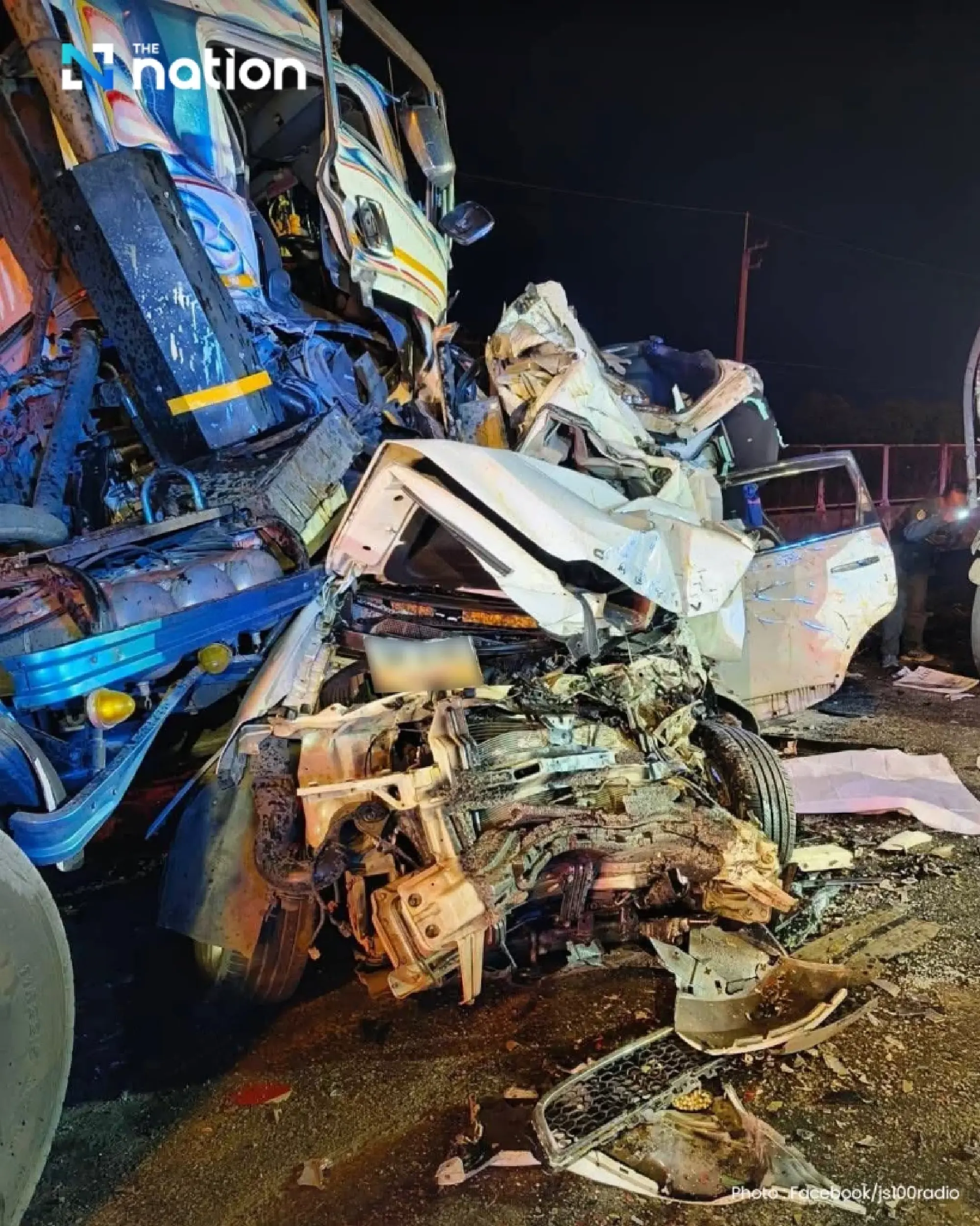 3-car pile-up on Samut Prakan Motorway leaves 8 dead
