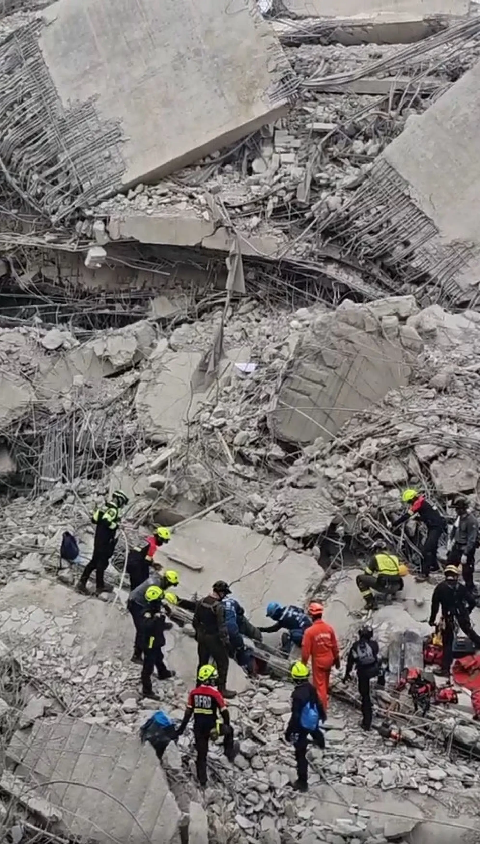 International Rescue Teams Deploy Giant Cranes in Relentless Search for Survivors at Collapsed Bangkok Building