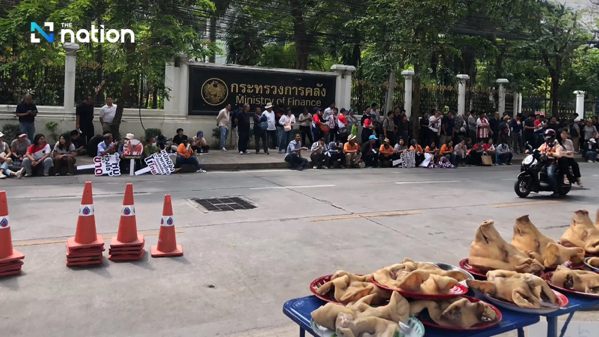 Over 1,000 swine farmers protest US pork imports at Finance Ministry