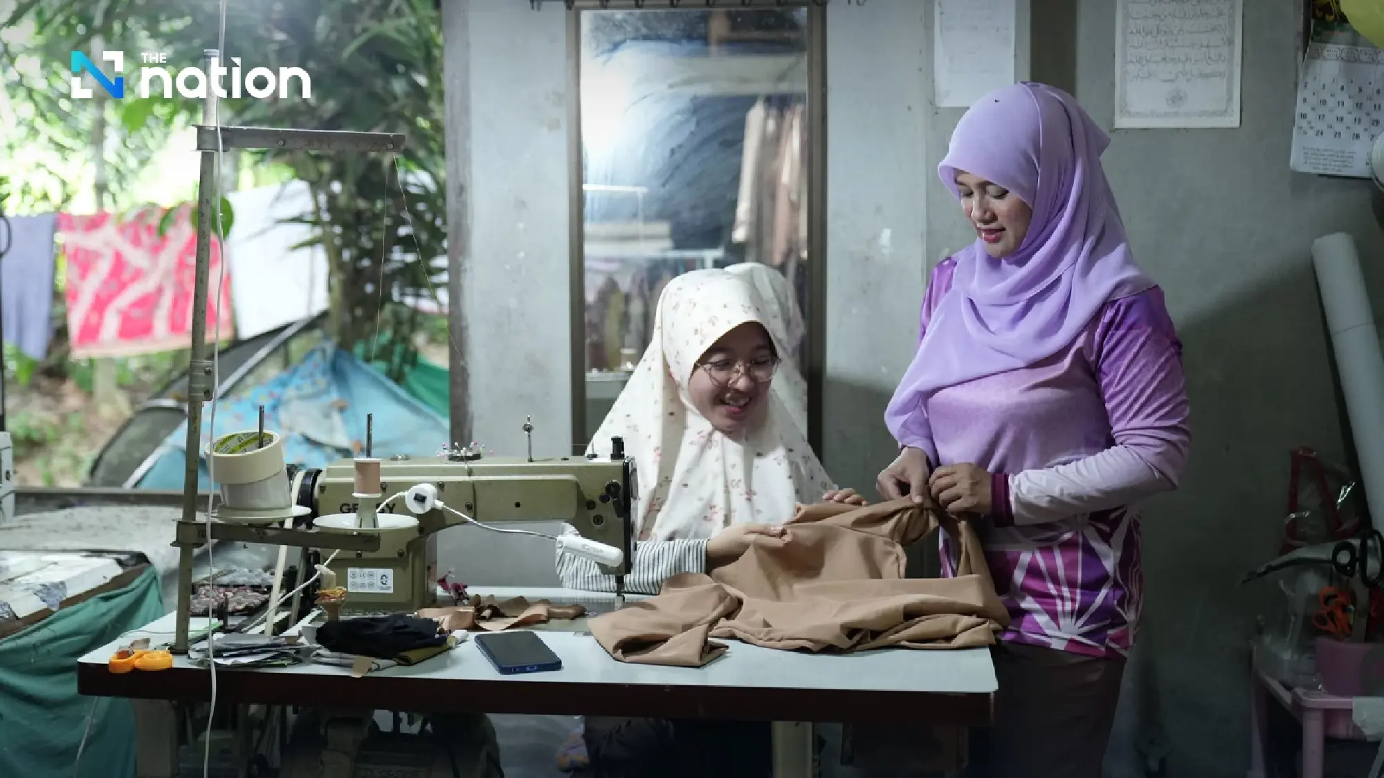 Graduate labour Nisuneeda Tuanmaeroh chats with 19-year-old Misbah during her visit.