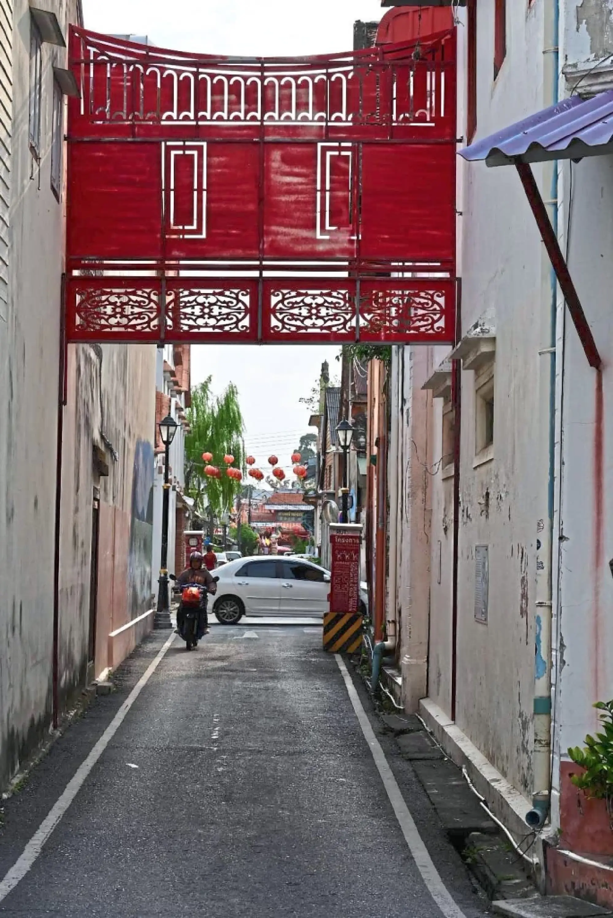 Narrow lanes crisscrossing Songkhlas old town.