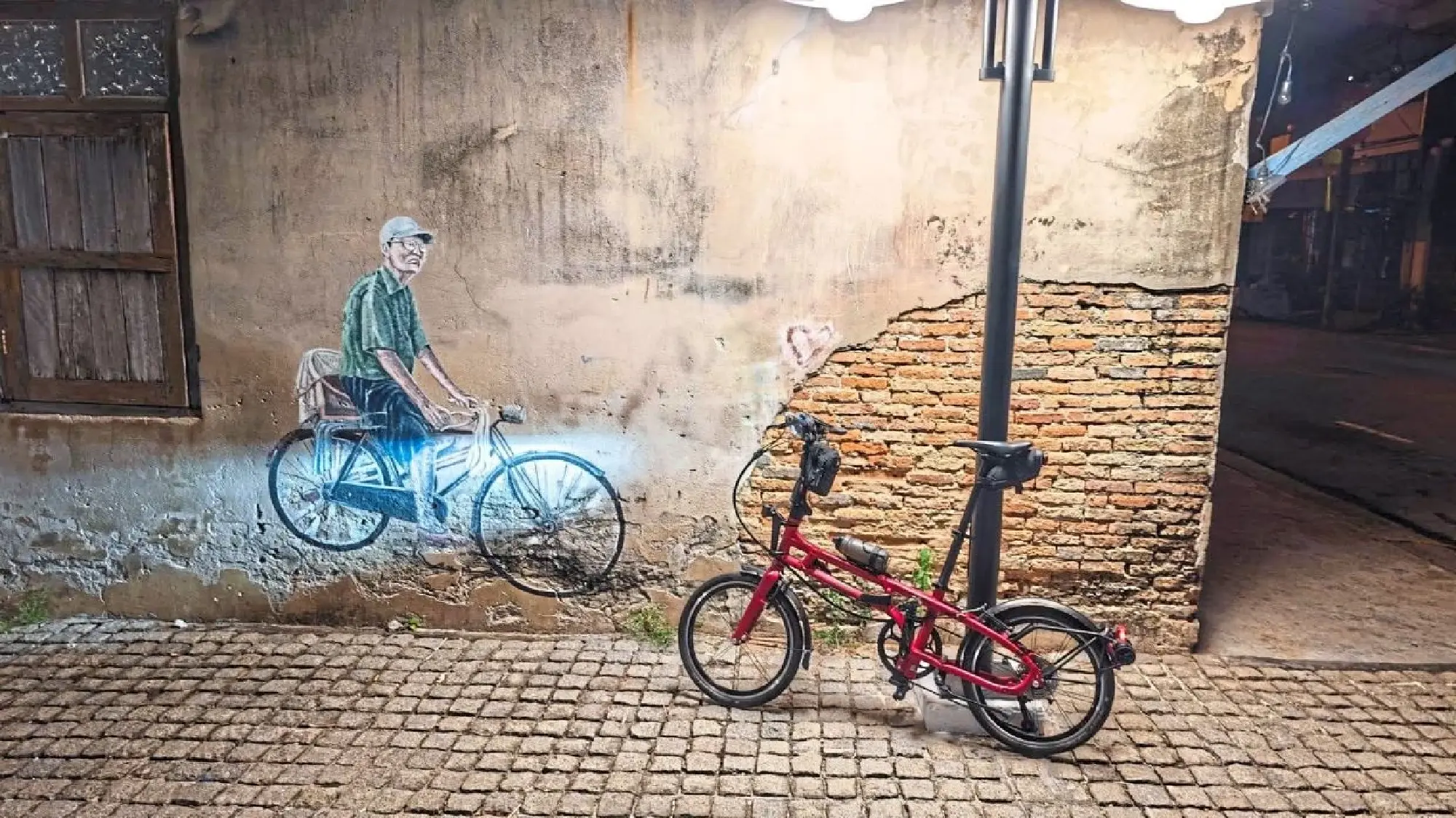 Street murals like this one featuring Thailands King Rama 9 are typical decorations around the heritage area.