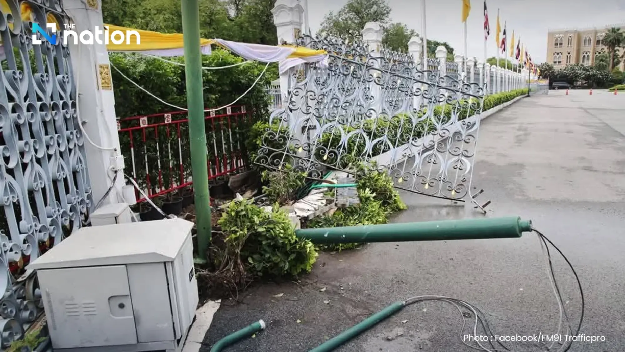 Drunk taxi driver crashes into Government House fence