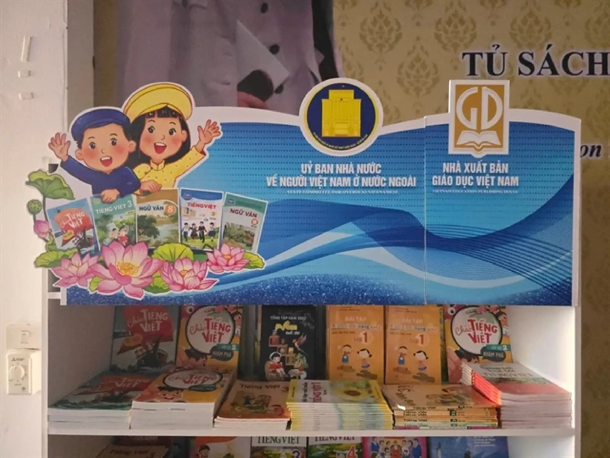 Bookcase project helps spread Vietnamese language in Thailand