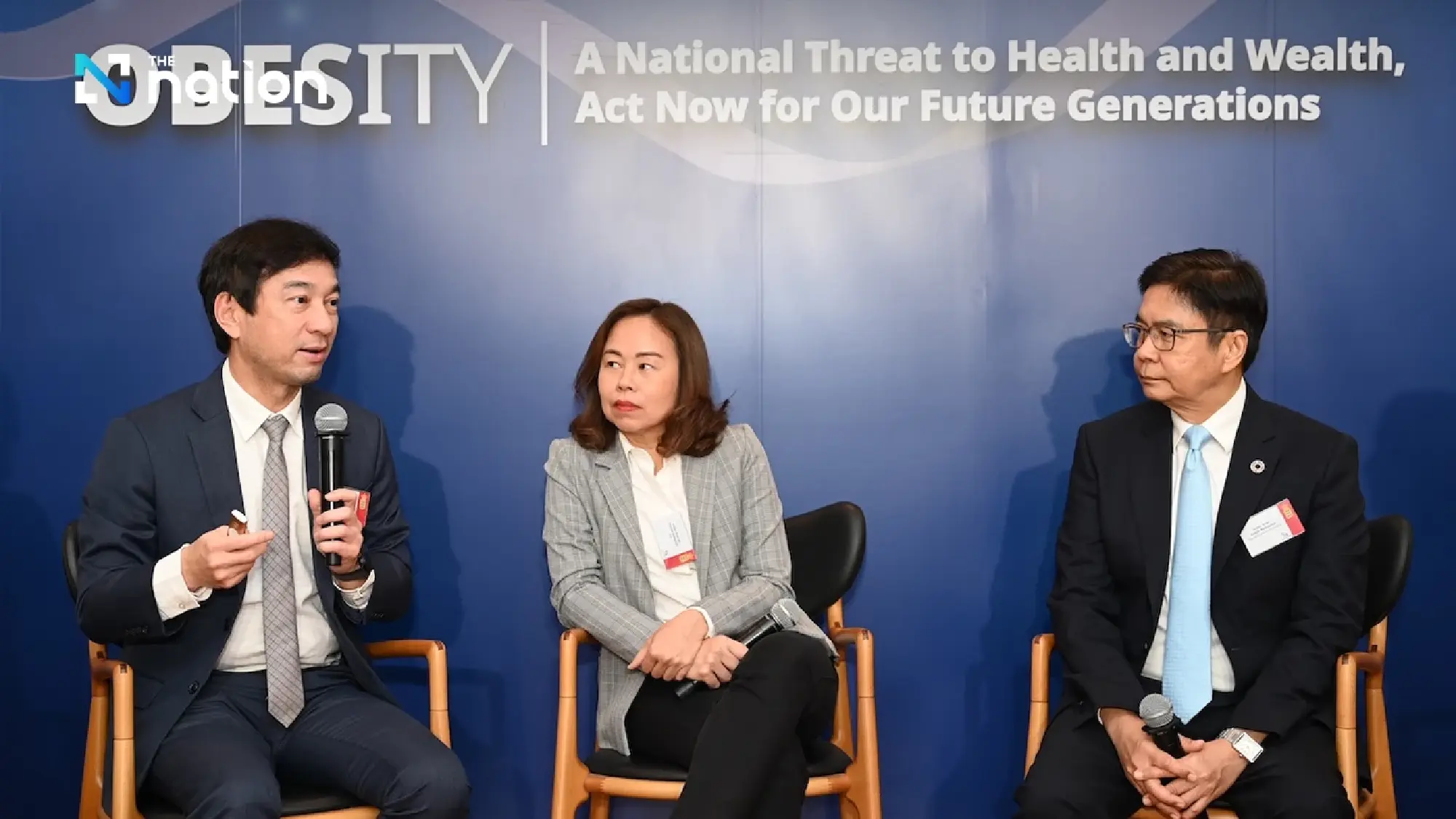 (centre) Thavida Kamolvej