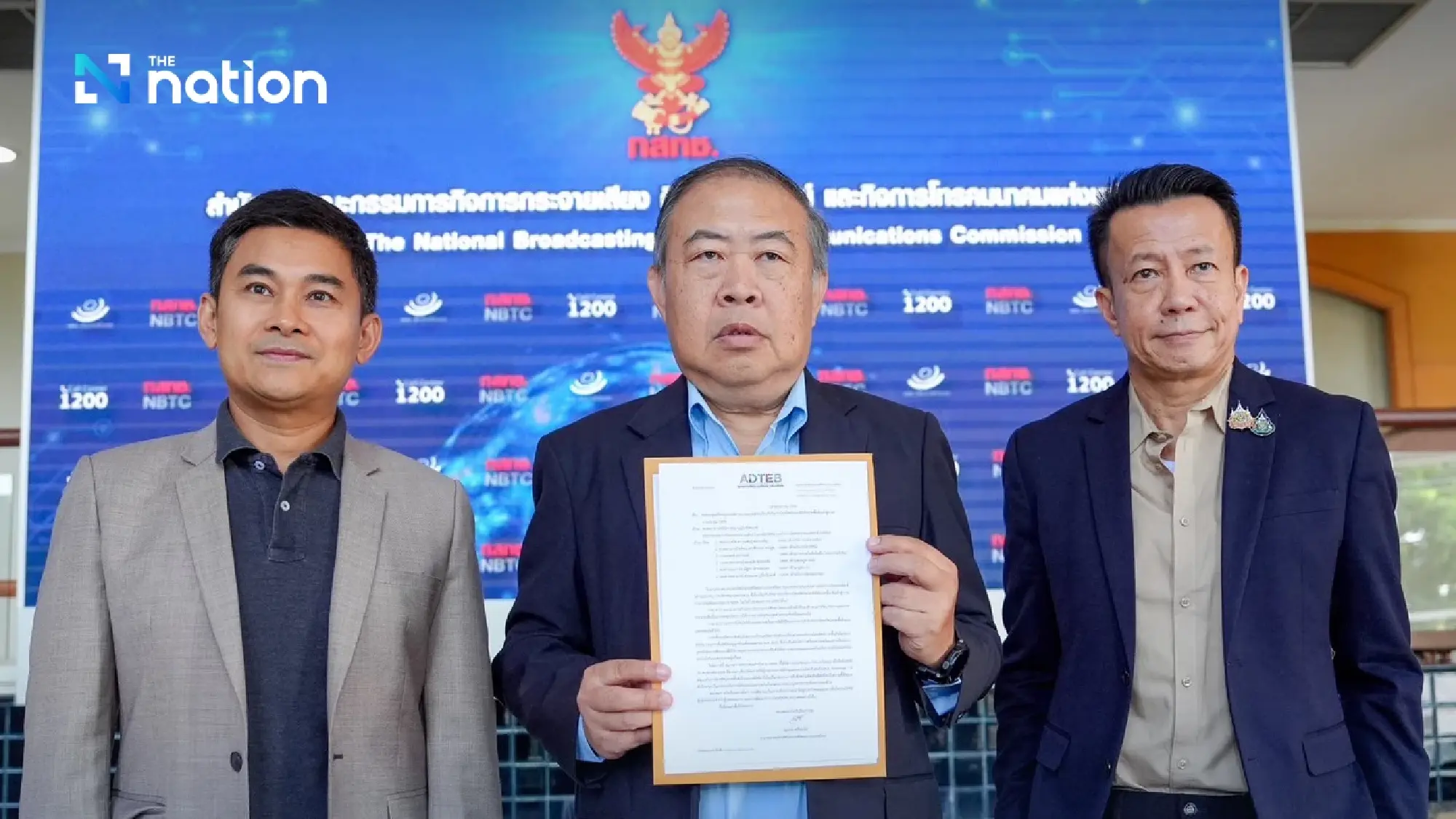ADTEB committee member Adisak Limparungpatanakij (centre)
