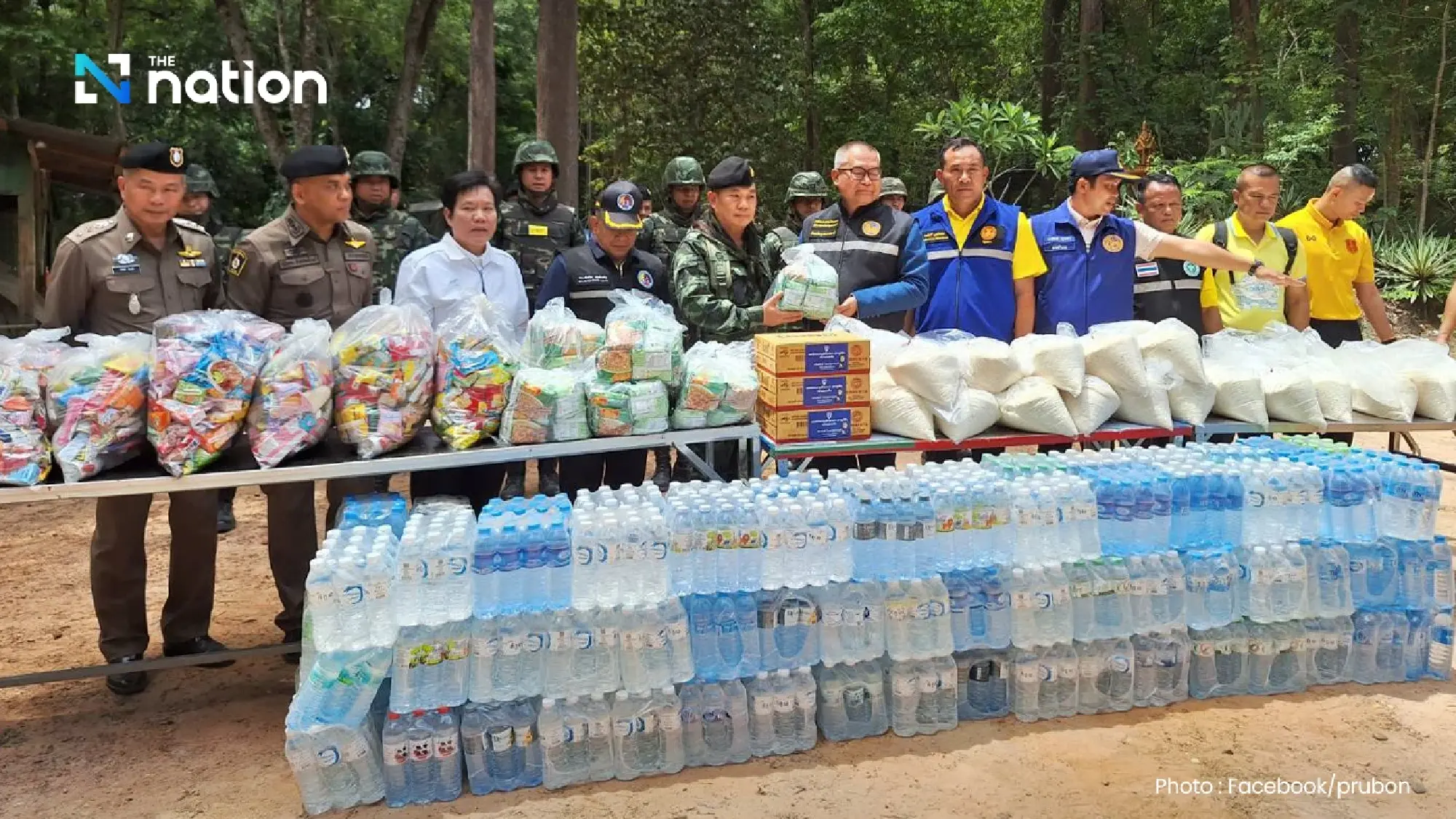 Governor leads civilians and officials to visit troops along border in Ubon Ratchathani