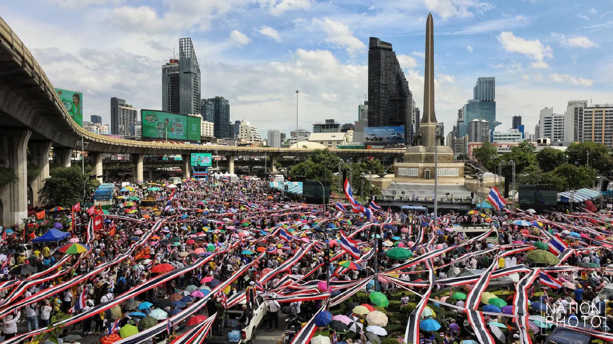 Sondhi plays Sarit clip, blasts Thaksin and Hun Sen in fiery speech