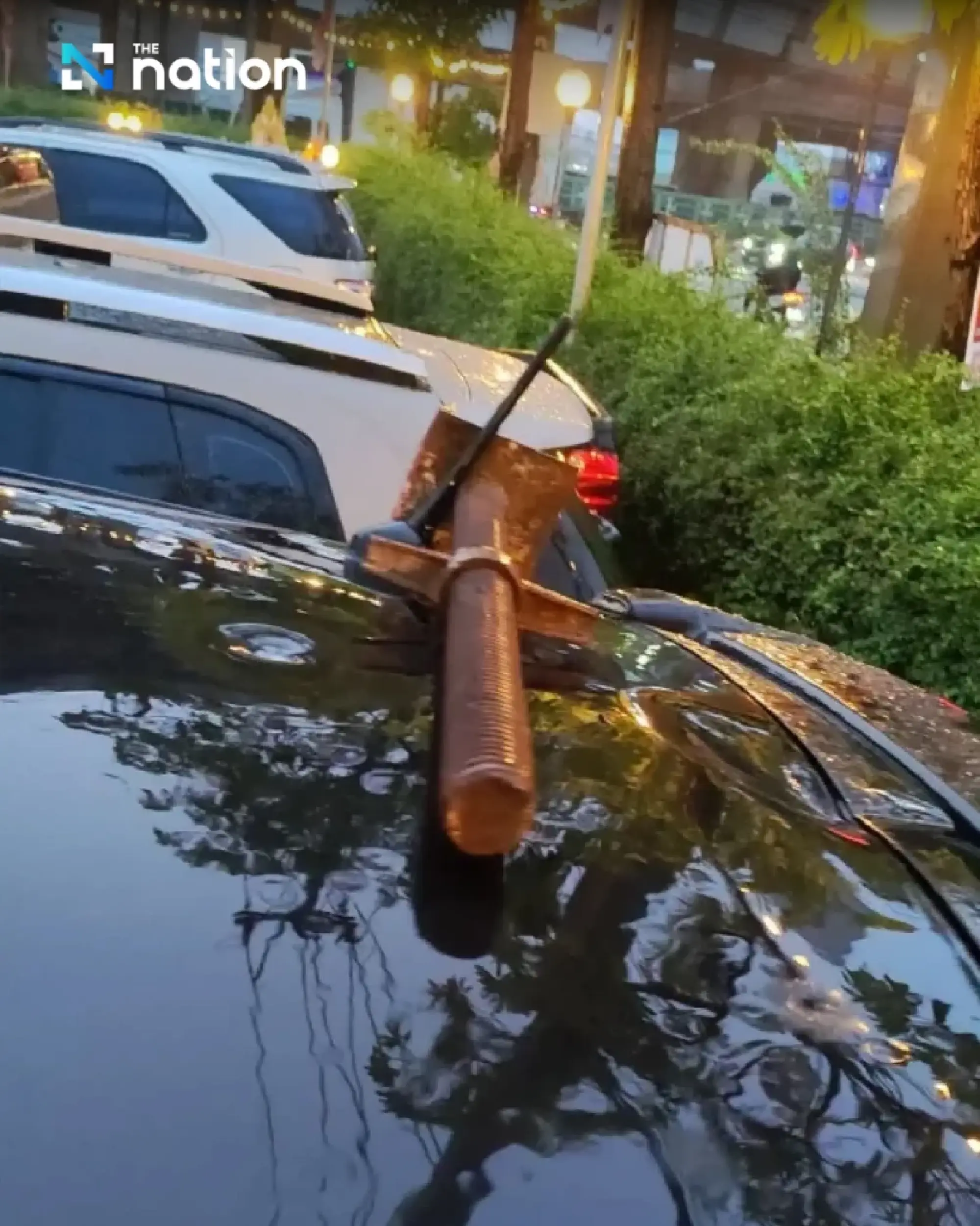 Company pledges compensation after steel falls on car in Samut Sakhon