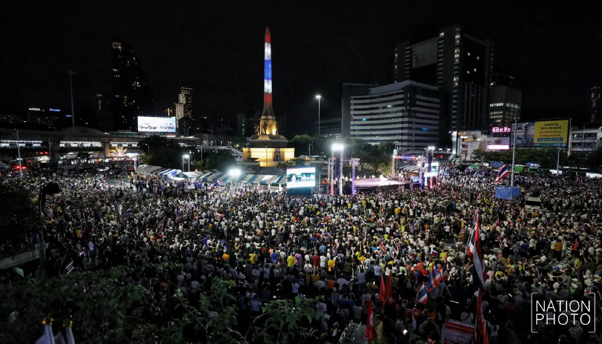 Sondhi plays Sarit clip, blasts Thaksin and Hun Sen in fiery speech