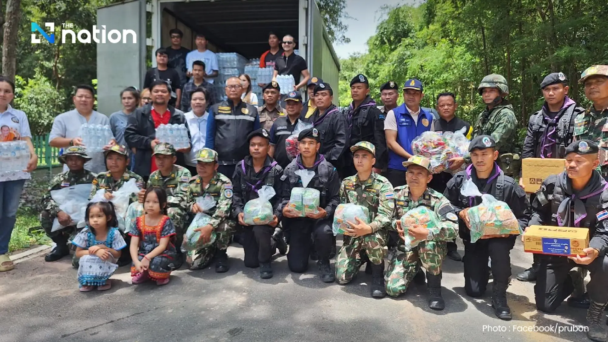 Governor leads civilians and officials to visit troops along border in Ubon Ratchathani