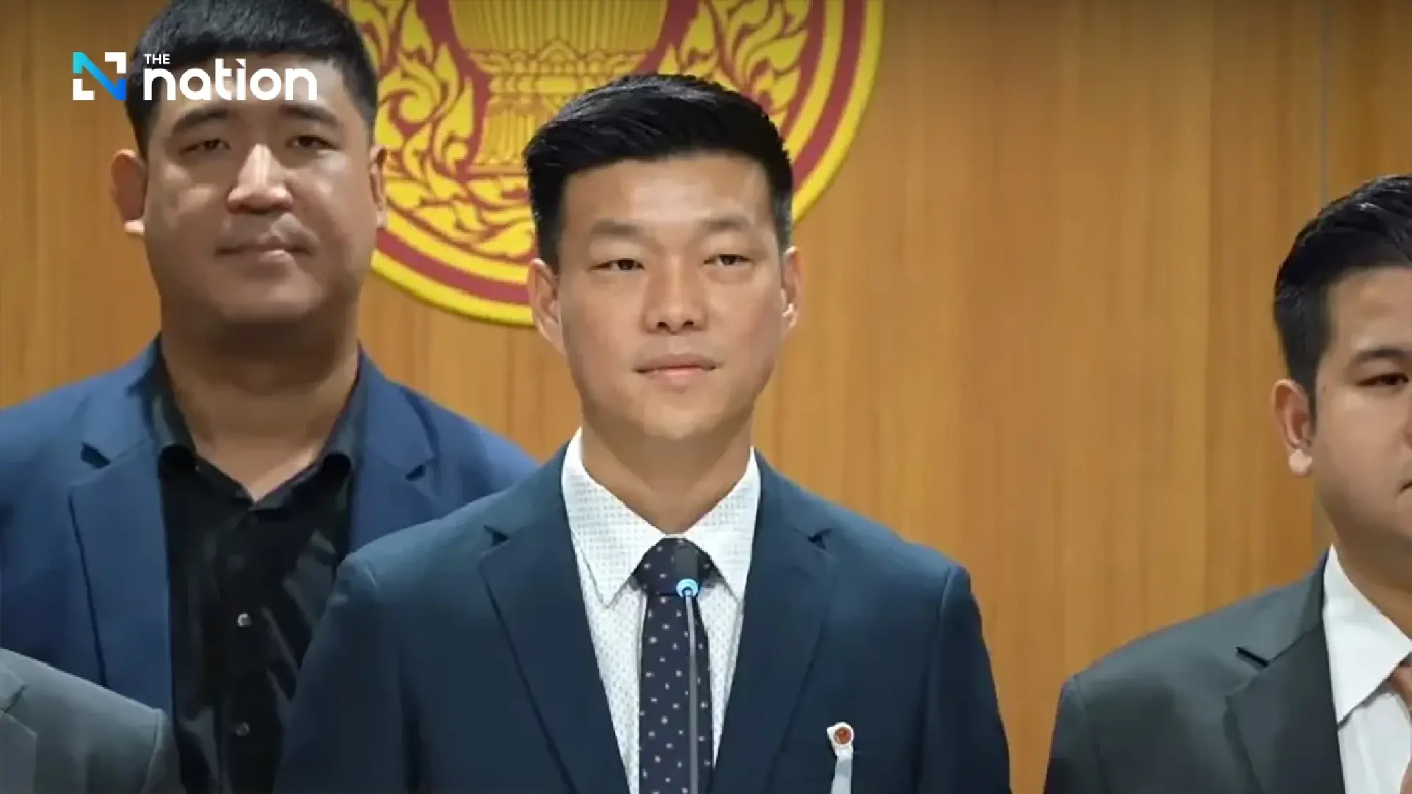 Natthaphong leads People’s Party to demand dissolution of parliament and calls for government reset